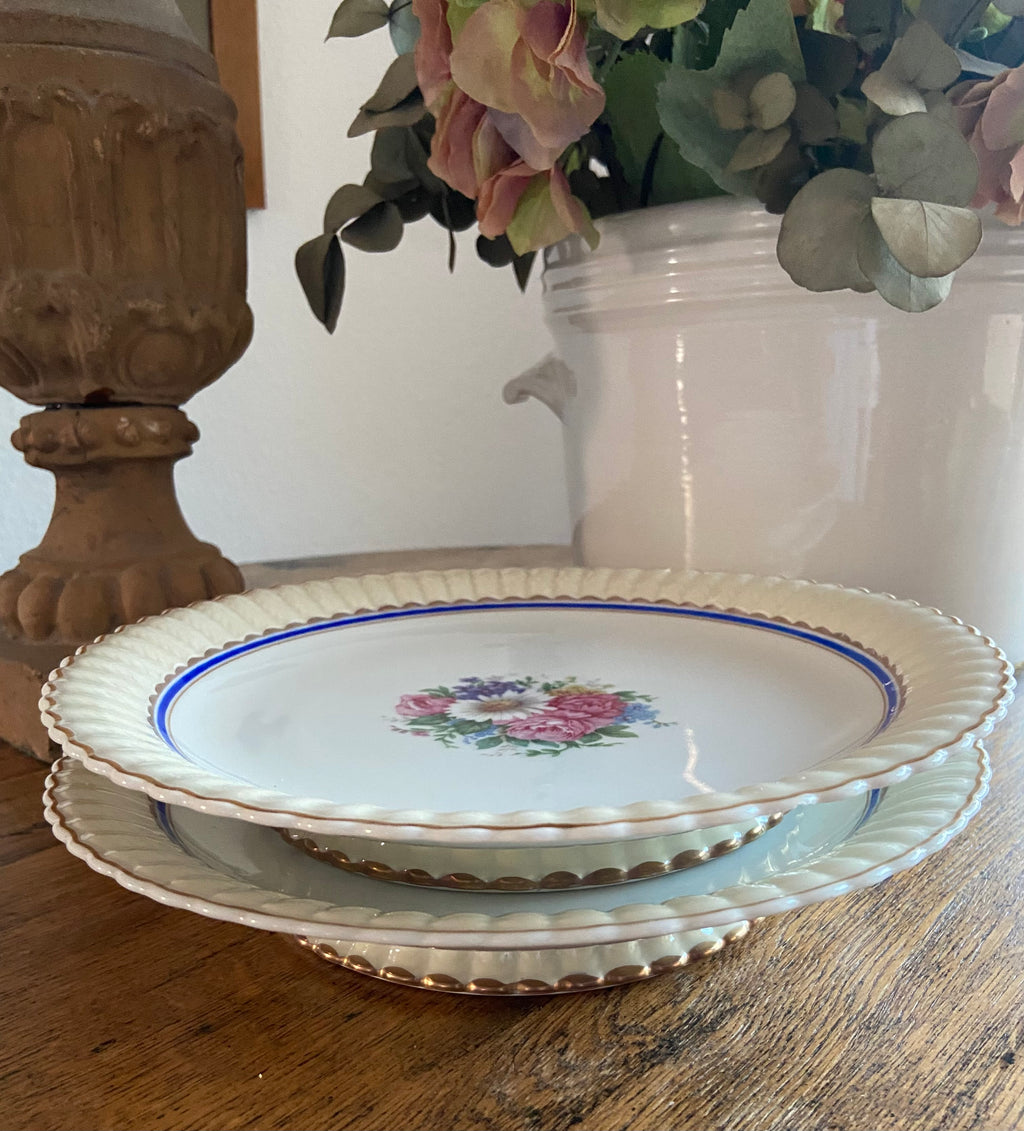 Pareja de platos con pie en porcelana francesa de Limoges "Bernardaud & Cia"