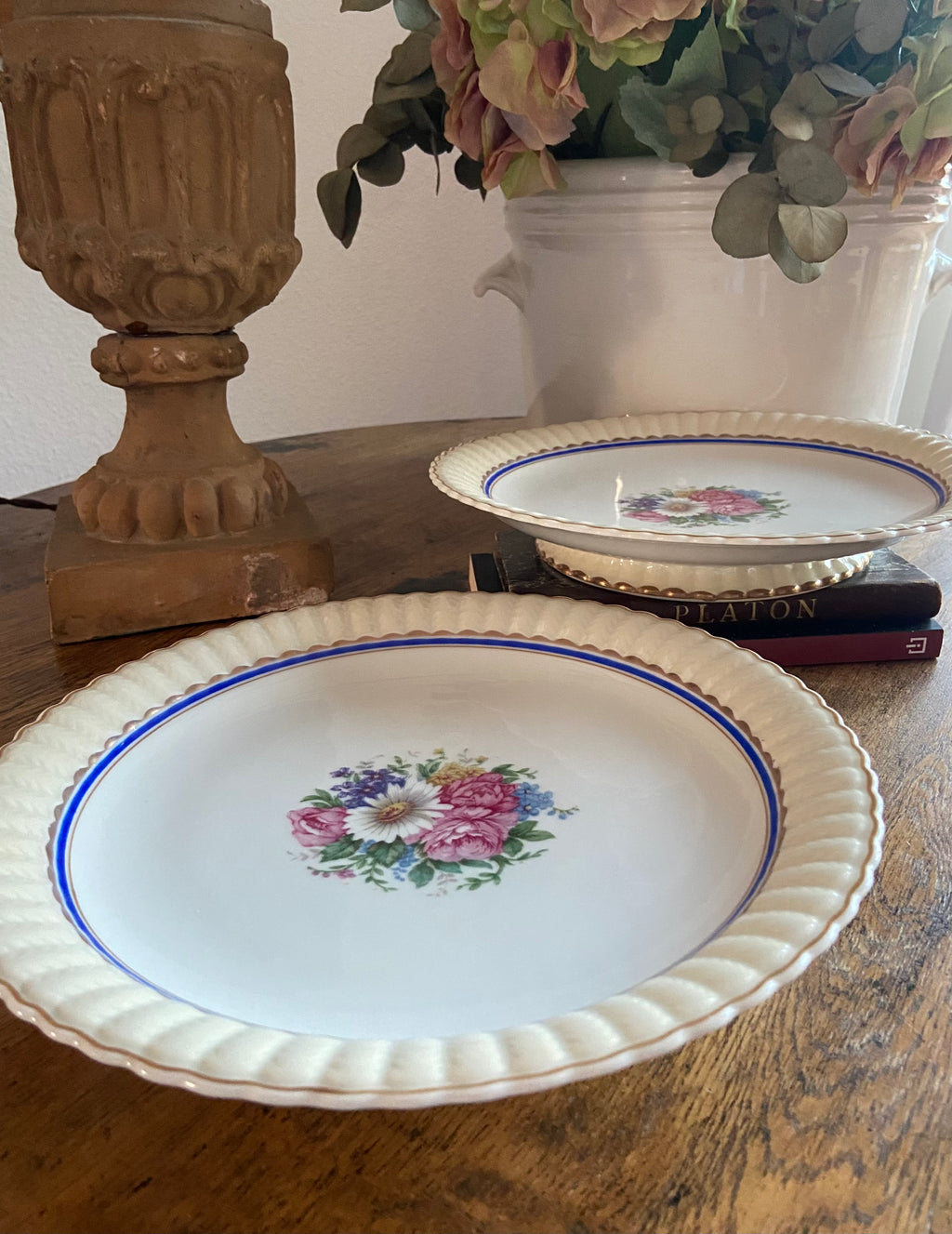 Pareja de platos con pie en porcelana francesa de Limoges "Bernardaud & Cia"