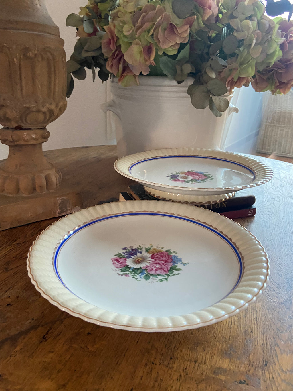 Pareja de platos con pie en porcelana francesa de Limoges "Bernardaud & Cia"