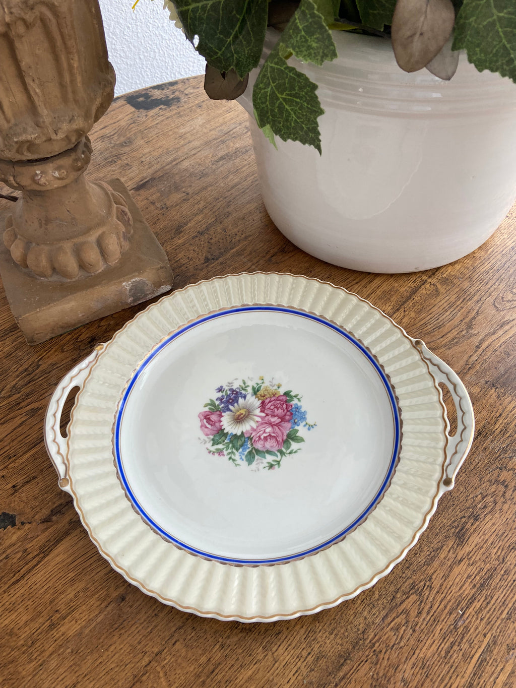 Fuente redonda con asas en porcelana francesa de Limoges "Bernardaud & Cia"