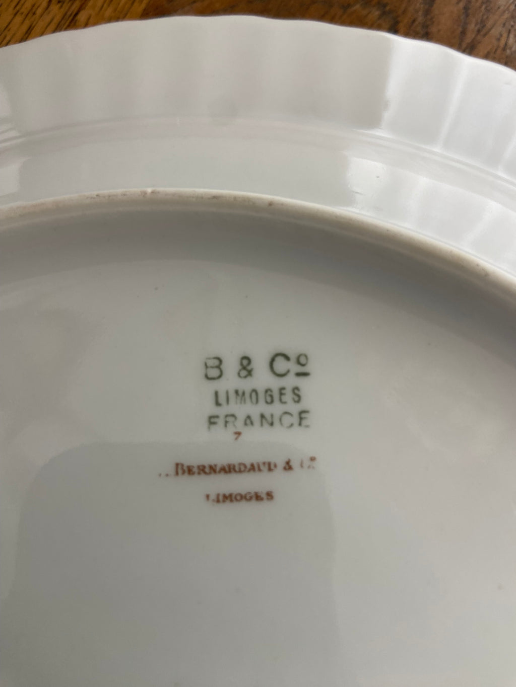 Fuente redonda con asas en porcelana francesa de Limoges "Bernardaud & Cia"