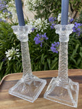 Pareja de candelabros en vidrio prensado
