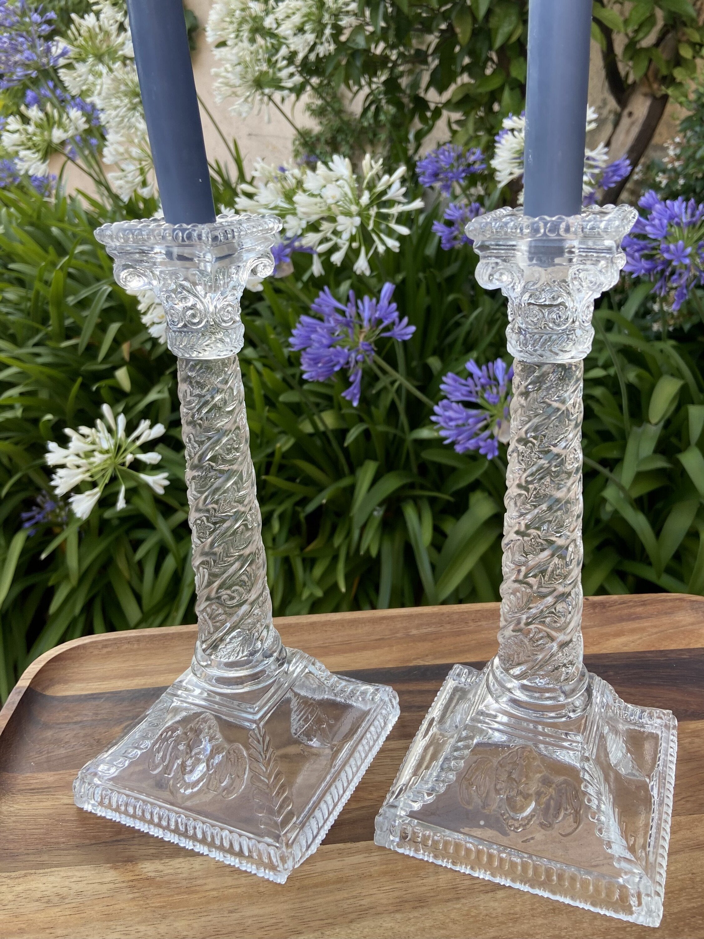 Pareja de candelabros en vidrio prensado