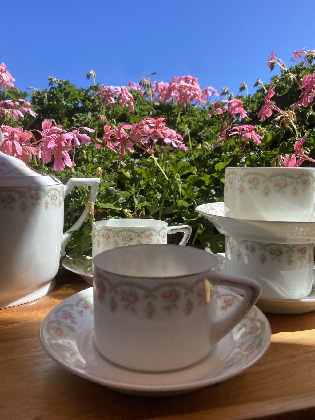 4 tazas de té/ café y azucarero en porcelana de Slovaquia "Union T".