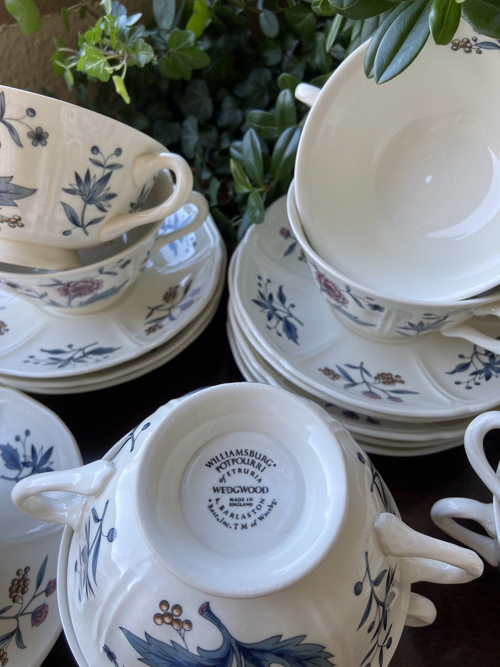 9 tazas de consomé en loza inglesa "Wedwood".