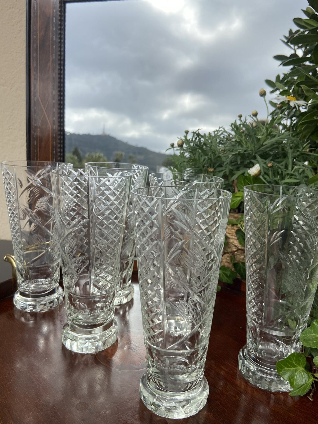 6 vasos de refresco en vidrio tallado.