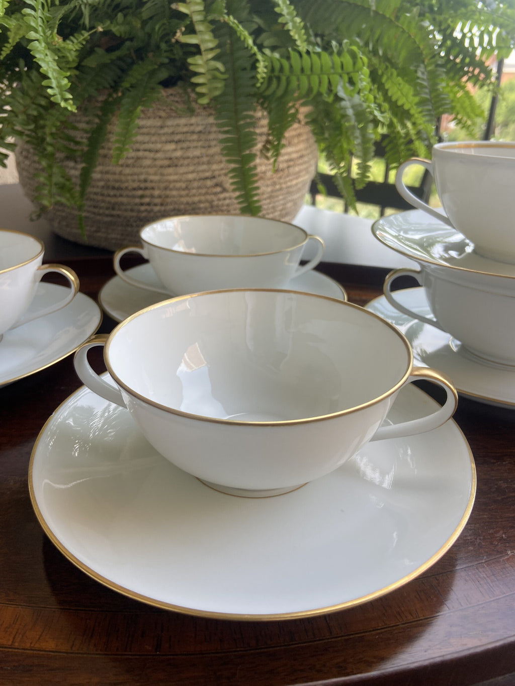 5 tazas de consomé en porcelana francesa de "Limoges".