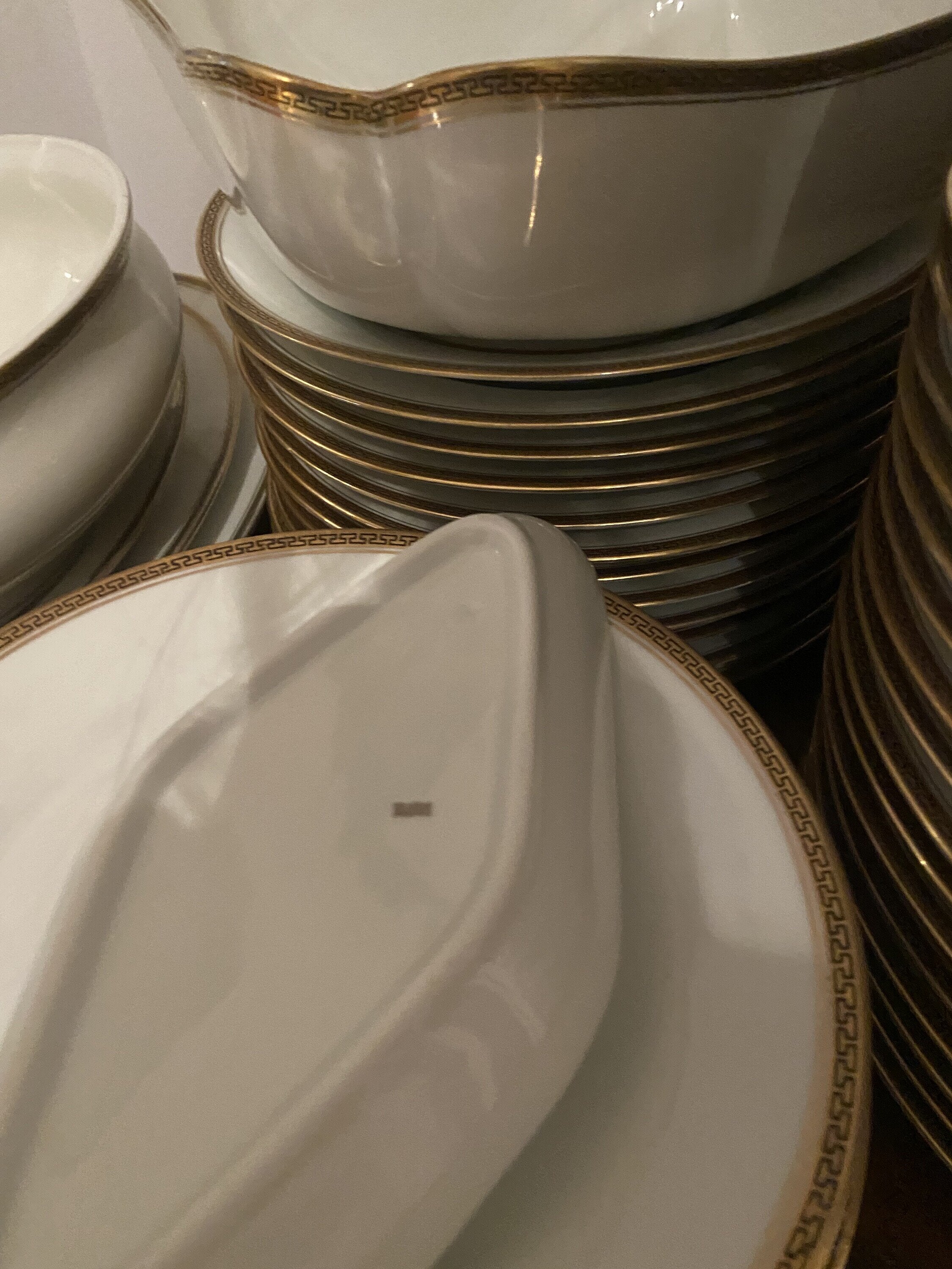 Vajilla en porcelana blanca con filo dorado "Bidasoa". para 8 comensales