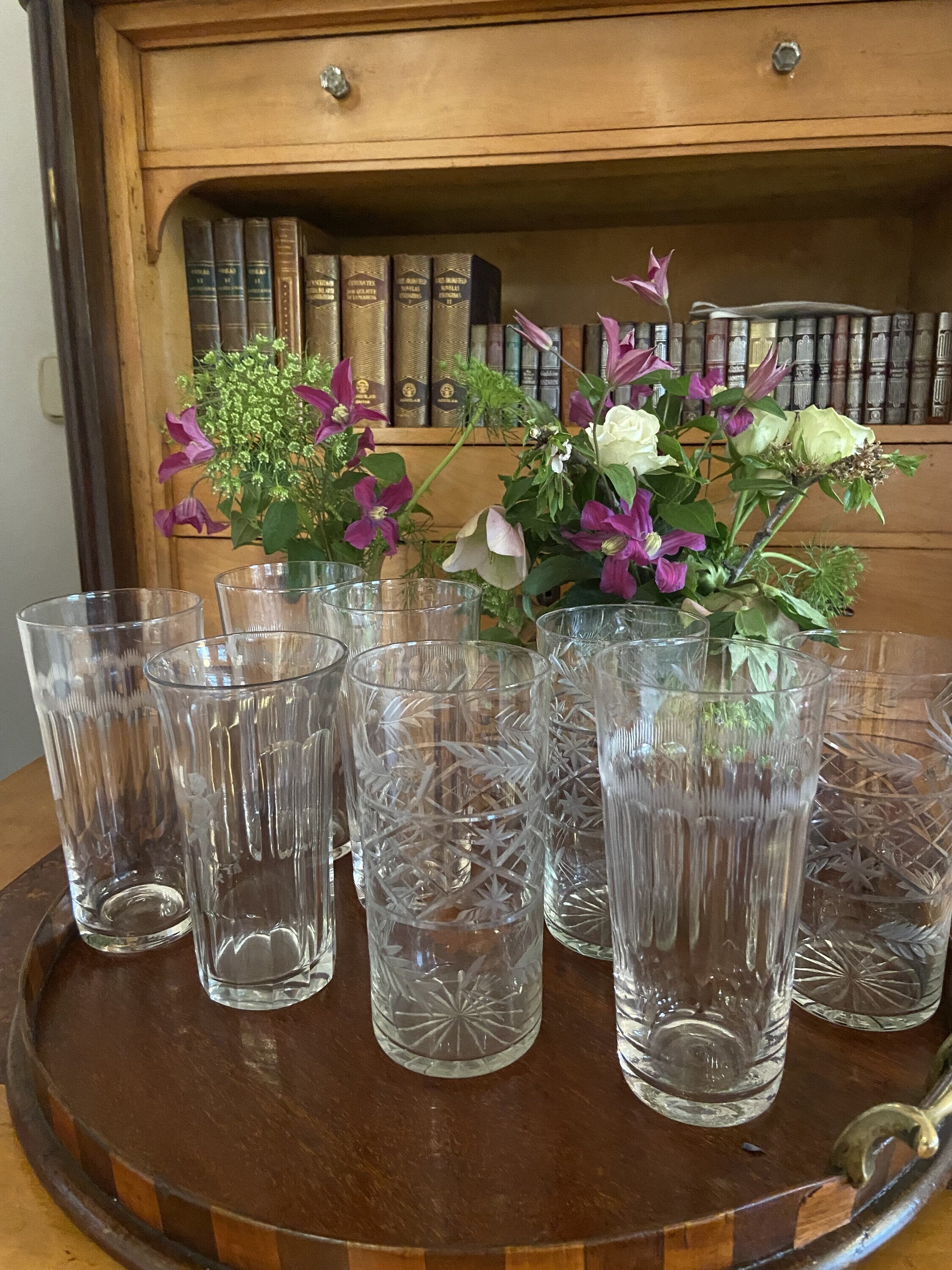 8 vasos de refresco en cristal con diferentes tallas.