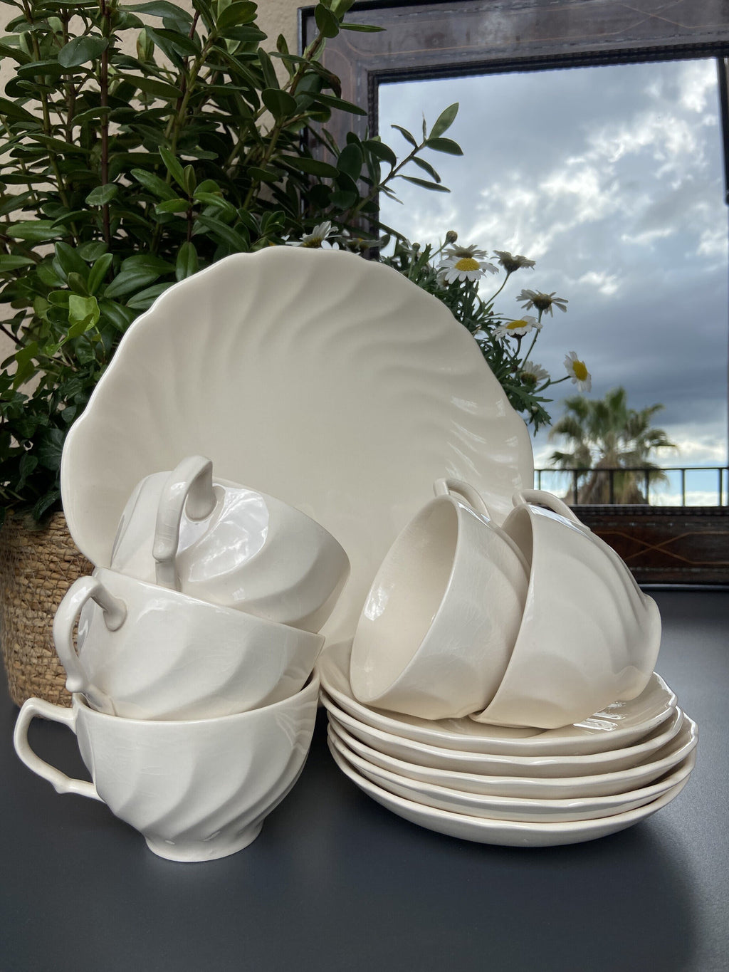 Fuente de pastas y 5 tazas té en loza inglesa "Johnson Brothers".