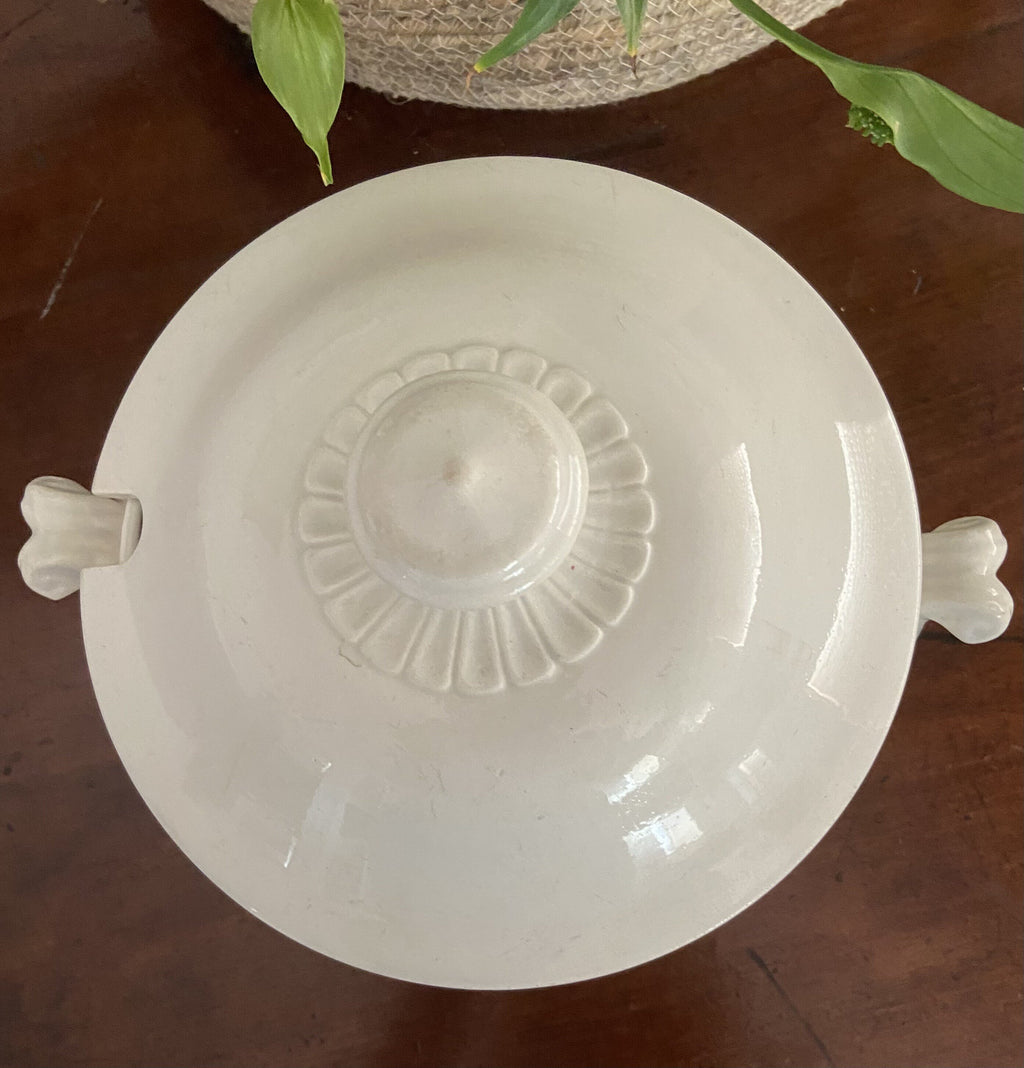Sopera redonda en porcelana blanca.
