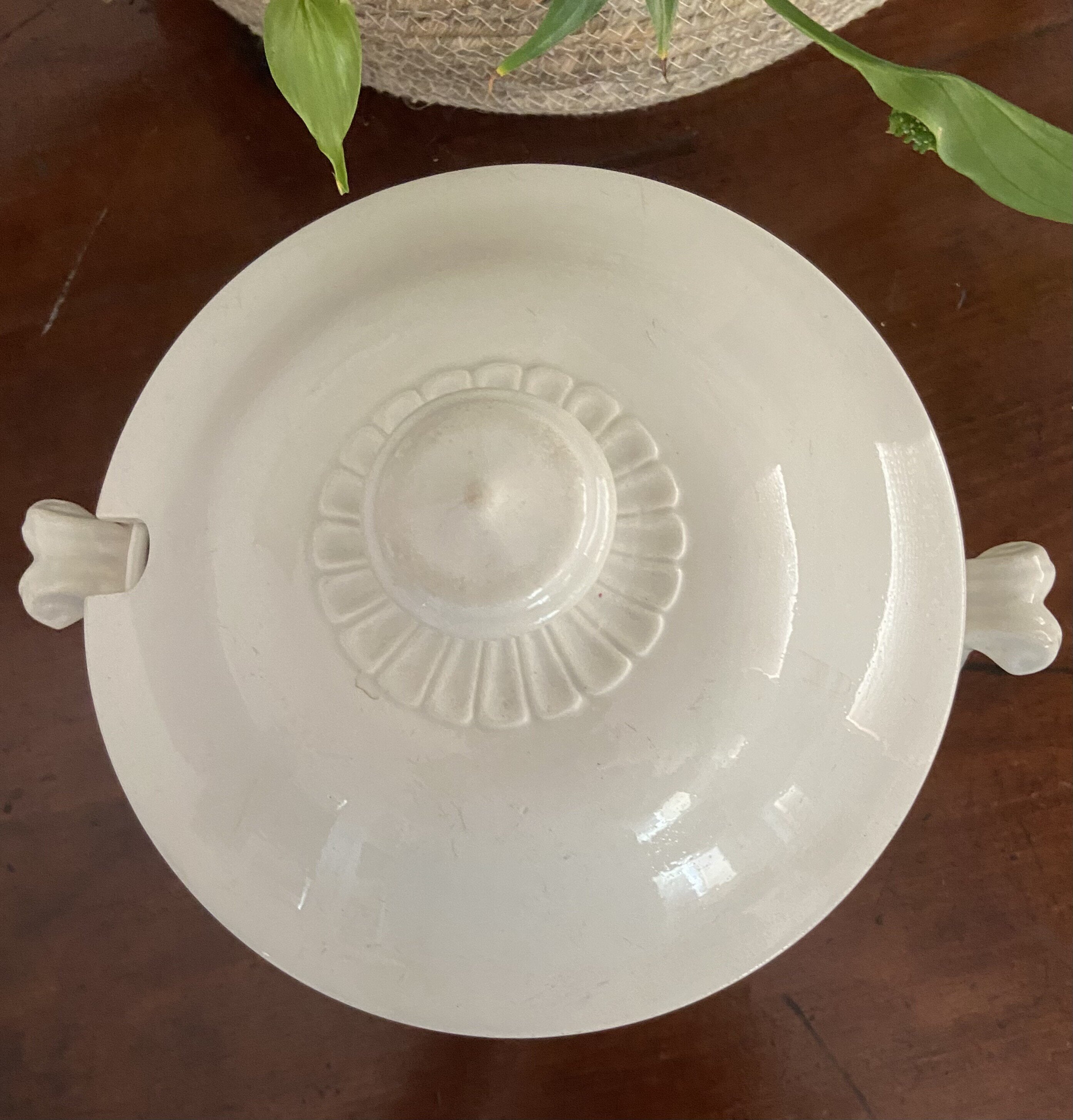 Sopera redonda en porcelana blanca.