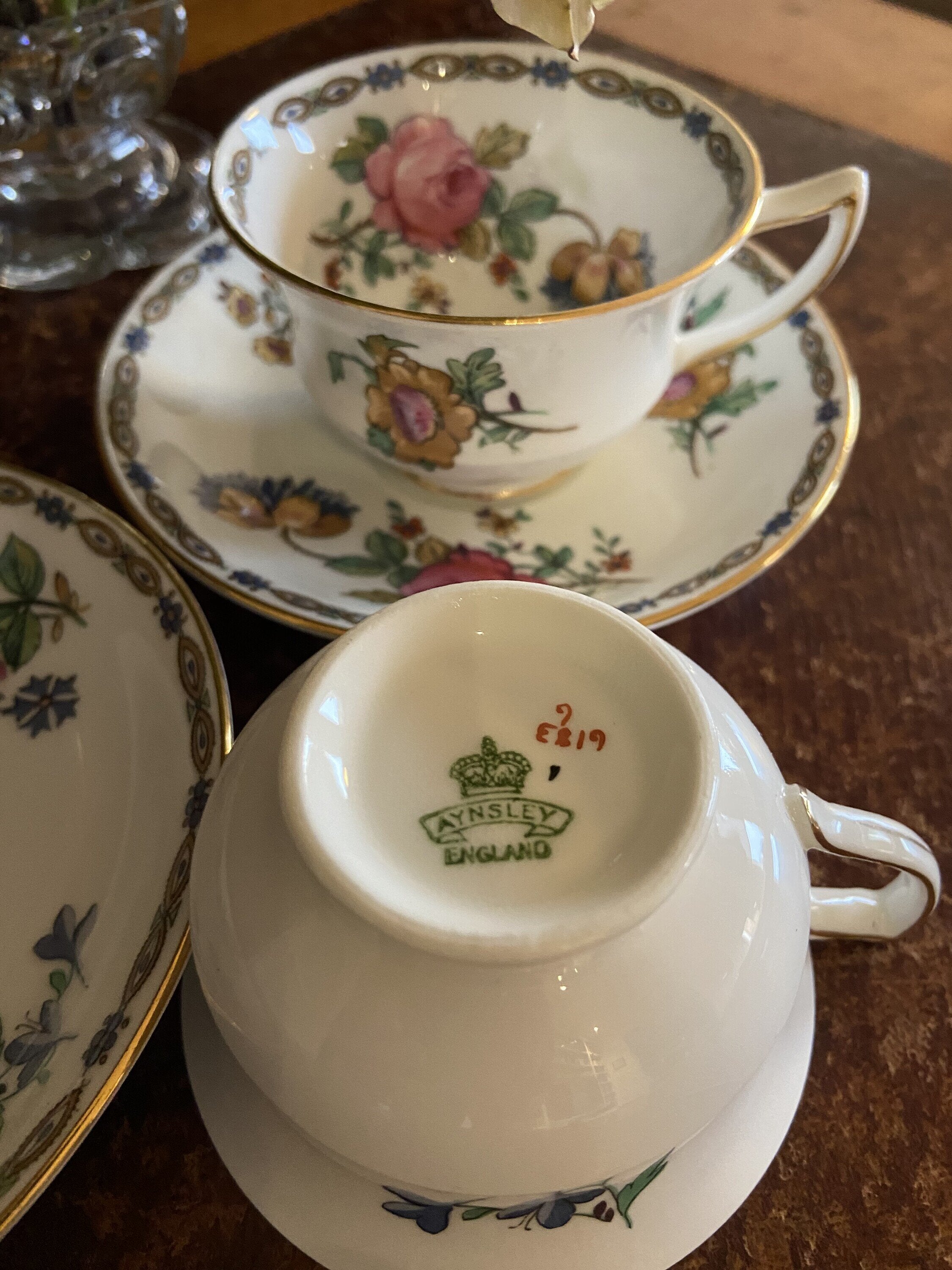 Pareja de tazas decafe en fina porcelana inglesa "Aynsley".