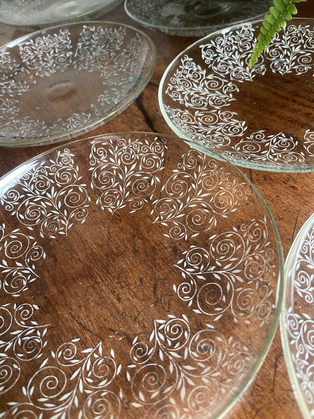 6 platos de pan en vidrio pintado