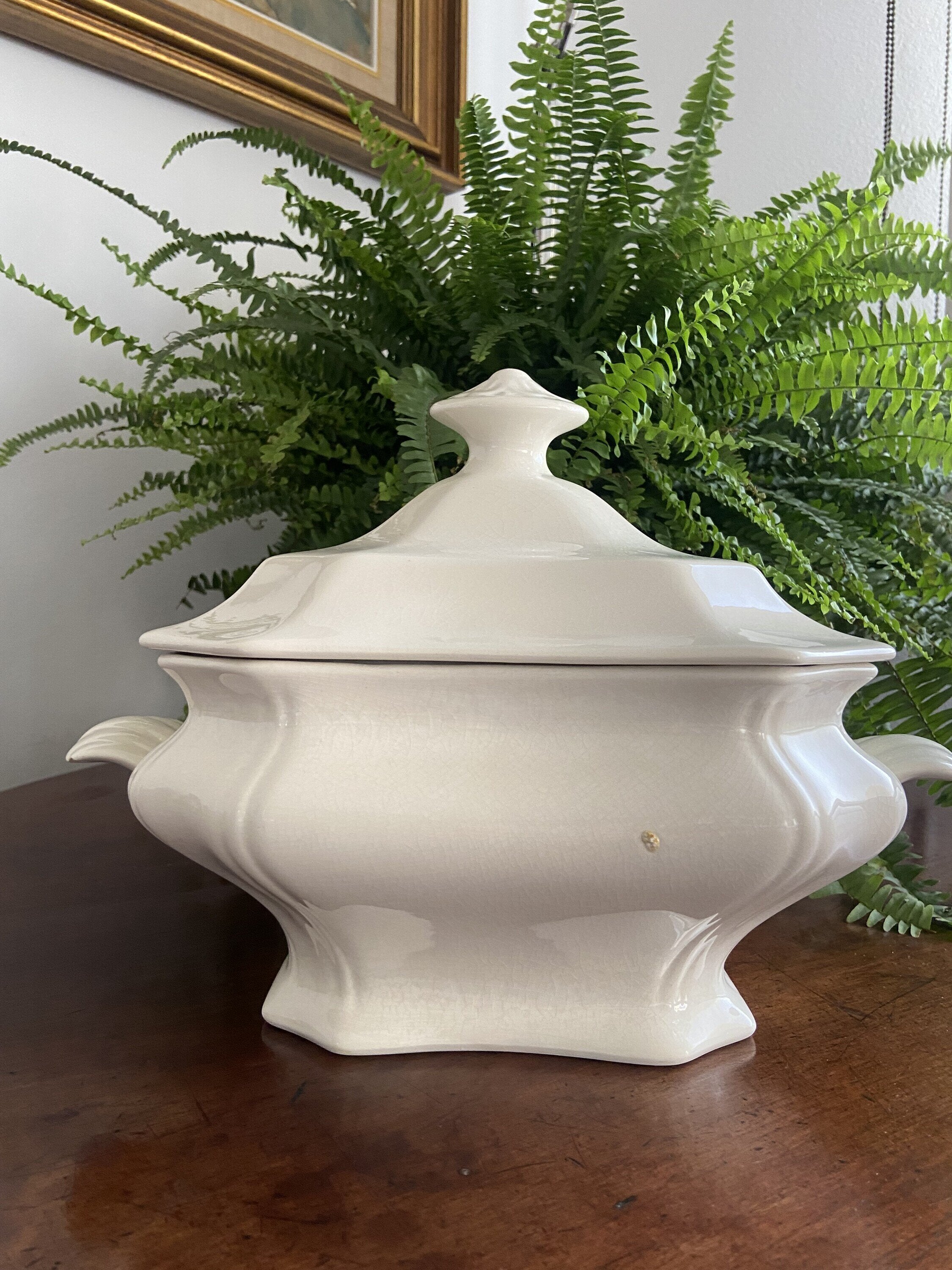 Sopera ochavada en loza blanca "La Cartuja de Sevilla"