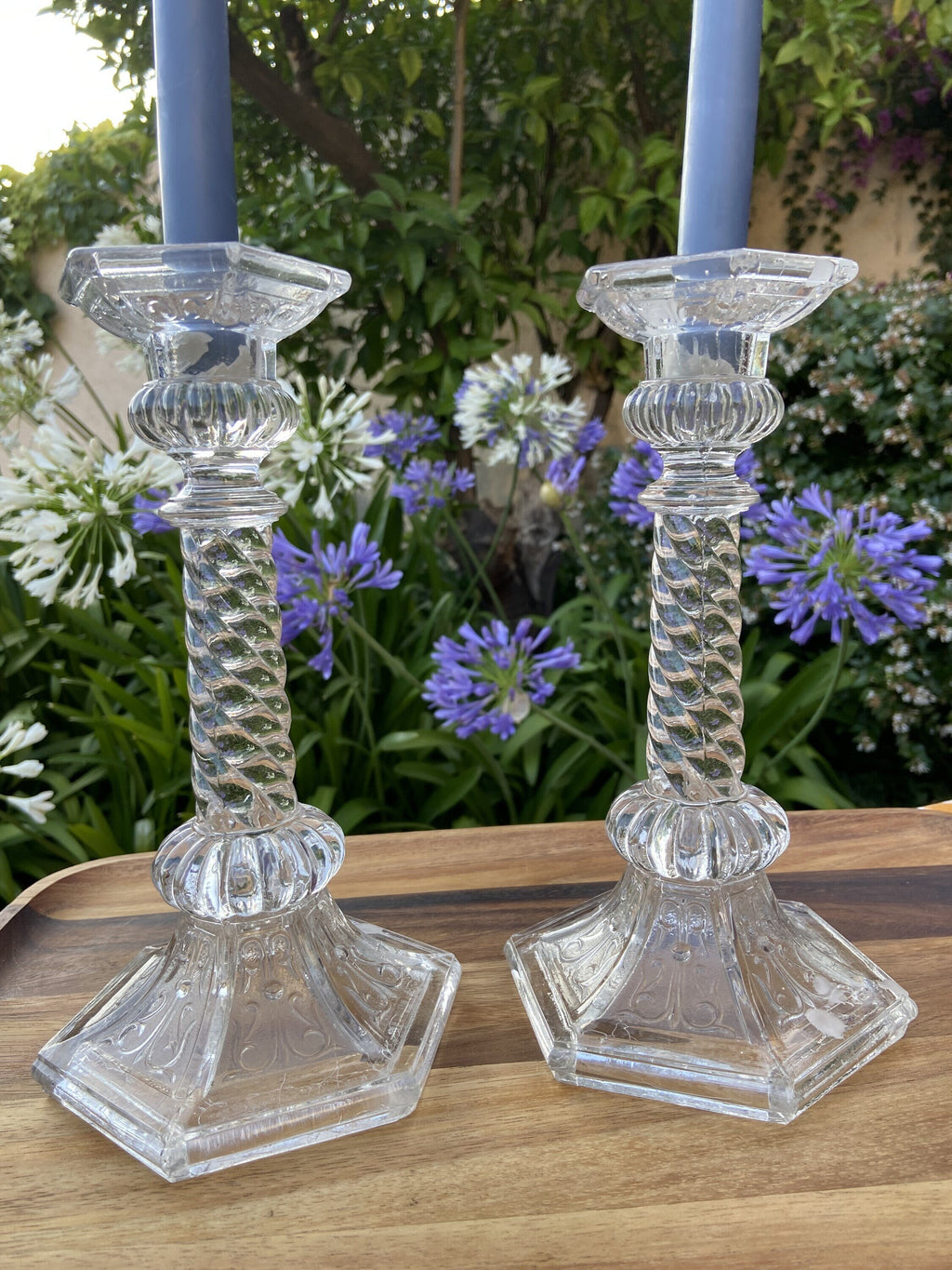 Pareja candelabros en vidrio prensado.