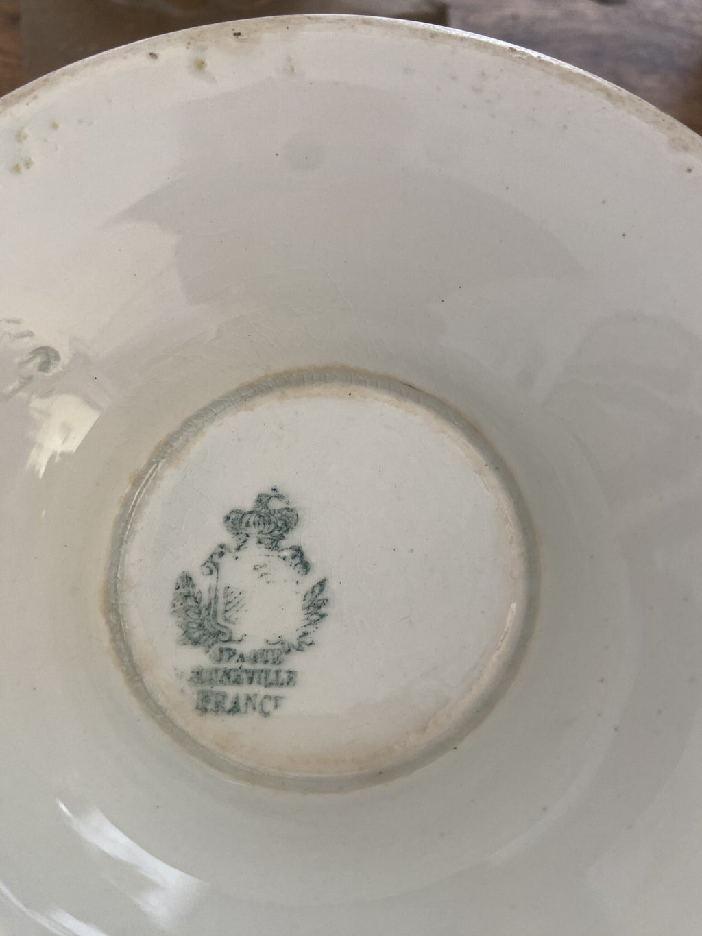 Sopera redonda blanca en porcelana  francesa "Luneville"
