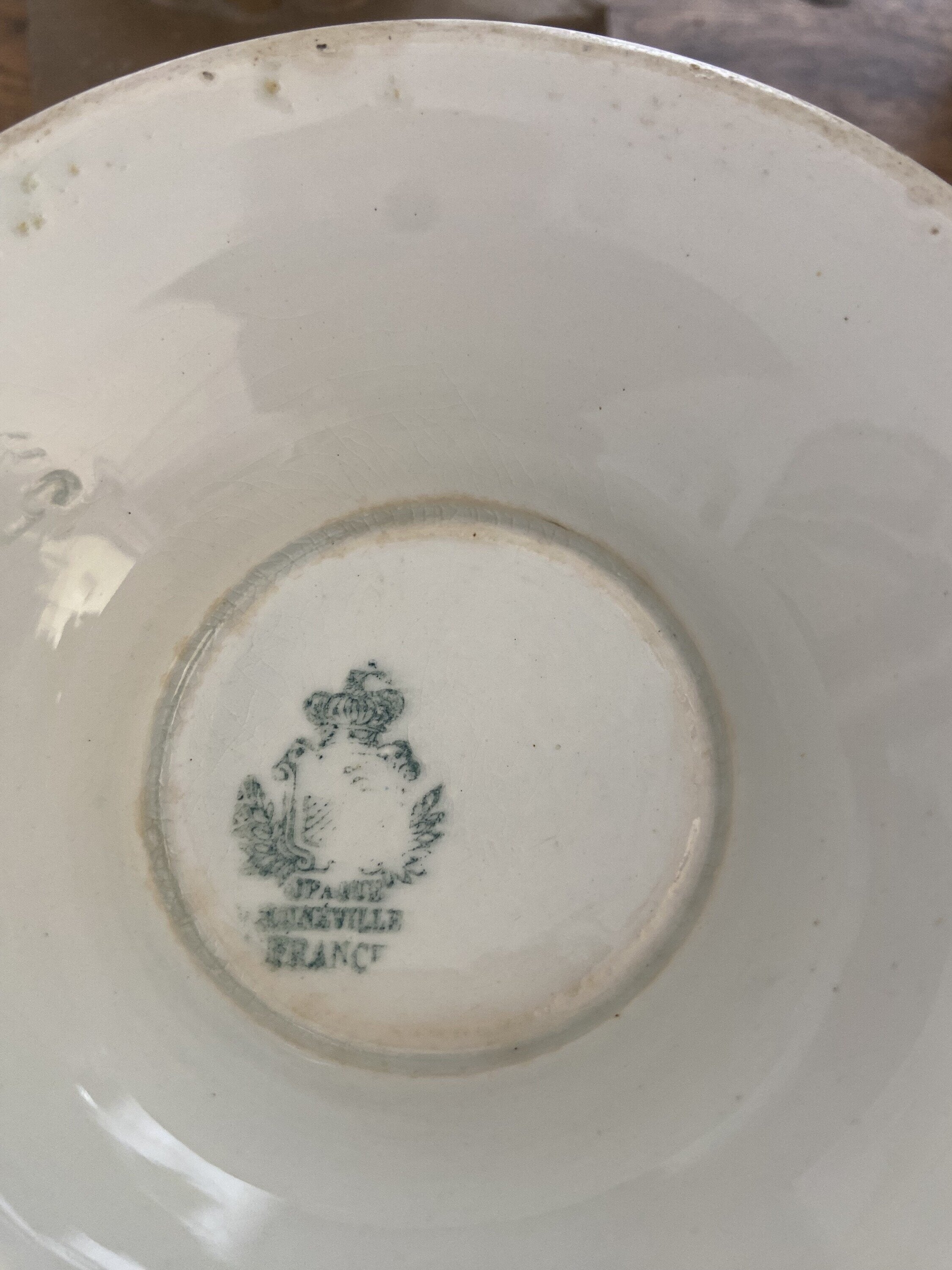 Sopera redonda blanca en porcelana  francesa "Luneville"