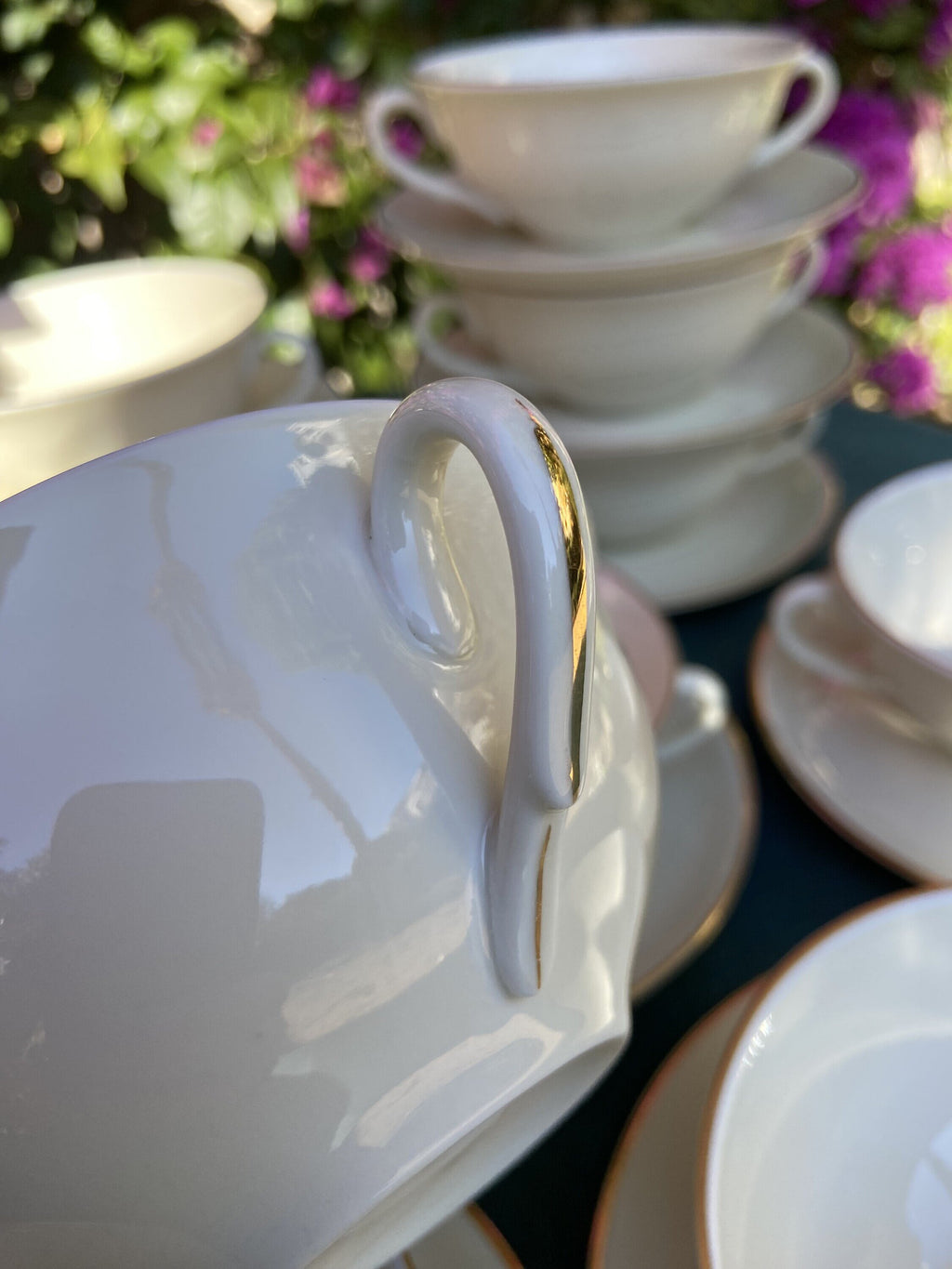 11 tazas de consomé en porcelana "Bidasoa".