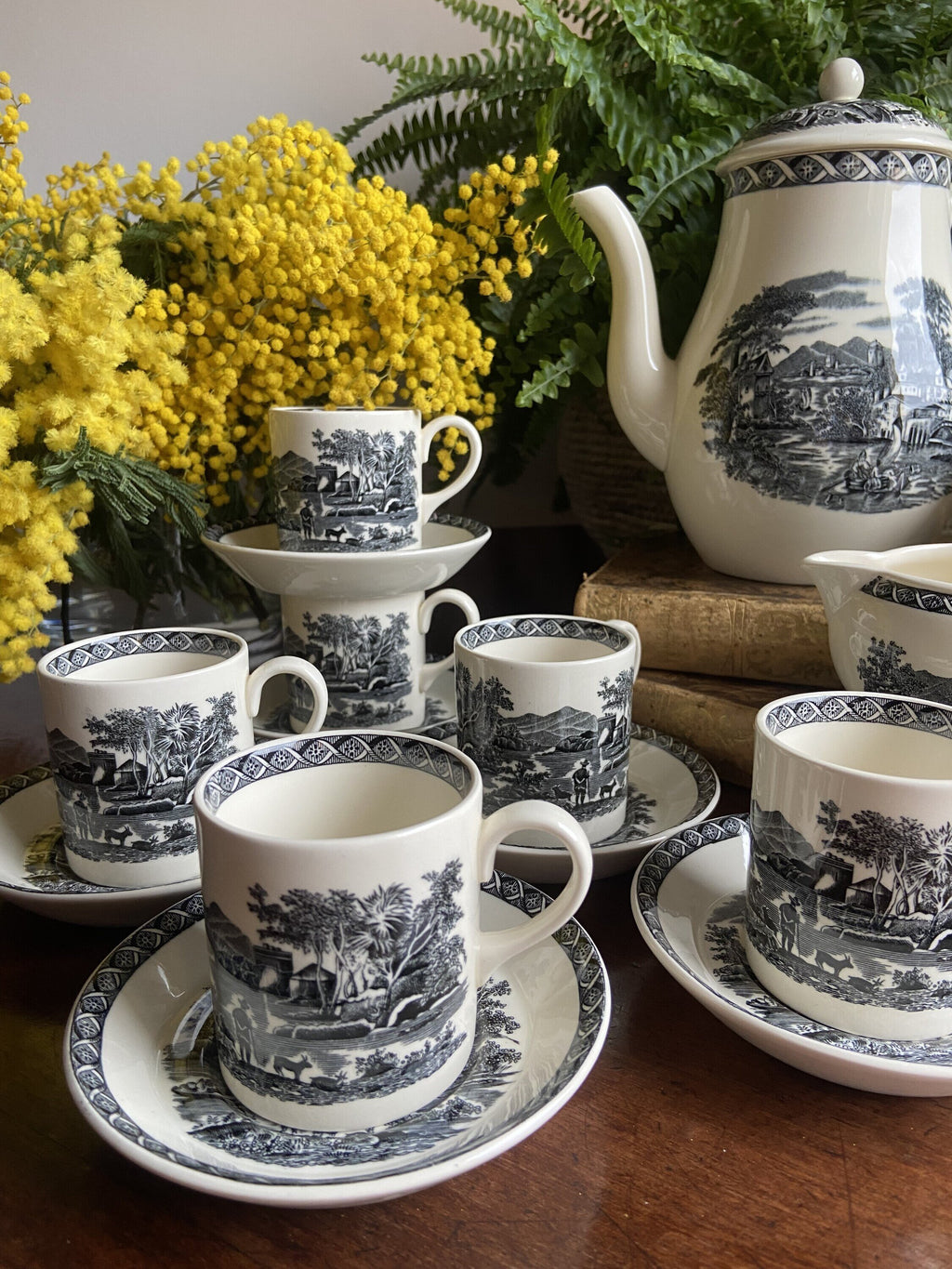 Juego de café en porcelana inglesa "Wedgwood" (mod. Lugano).
