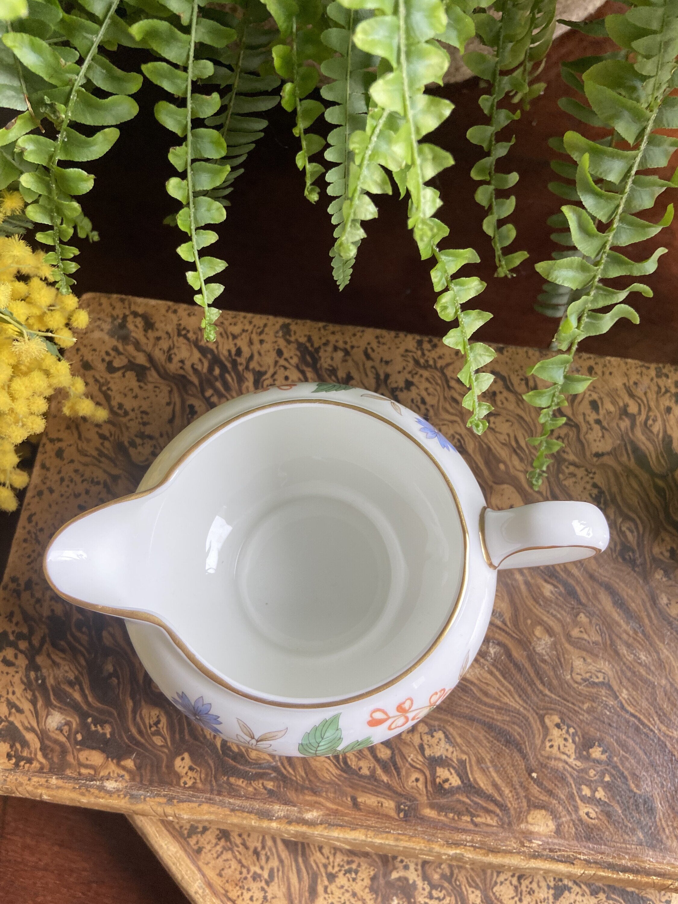 Jarra leche en porcelana inglesa "Wedgwood"