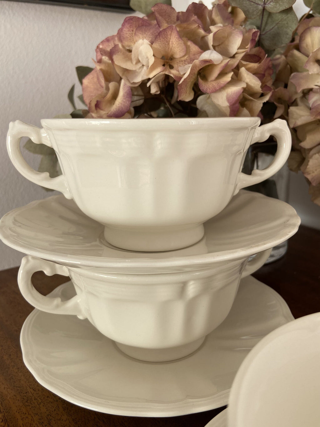 4 tazas de consomé en loza blanca.