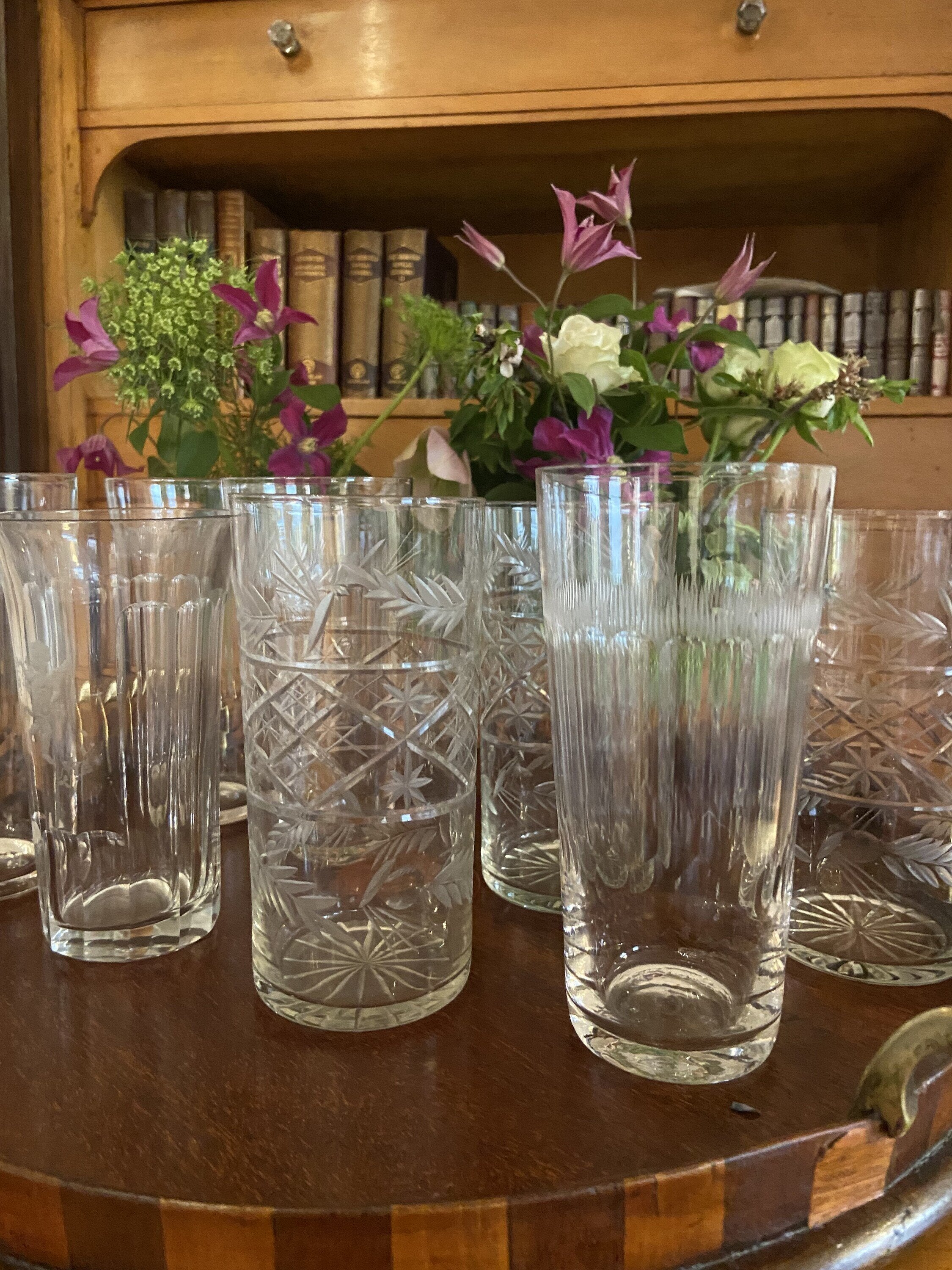 8 vasos de refresco en cristal con diferentes tallas.