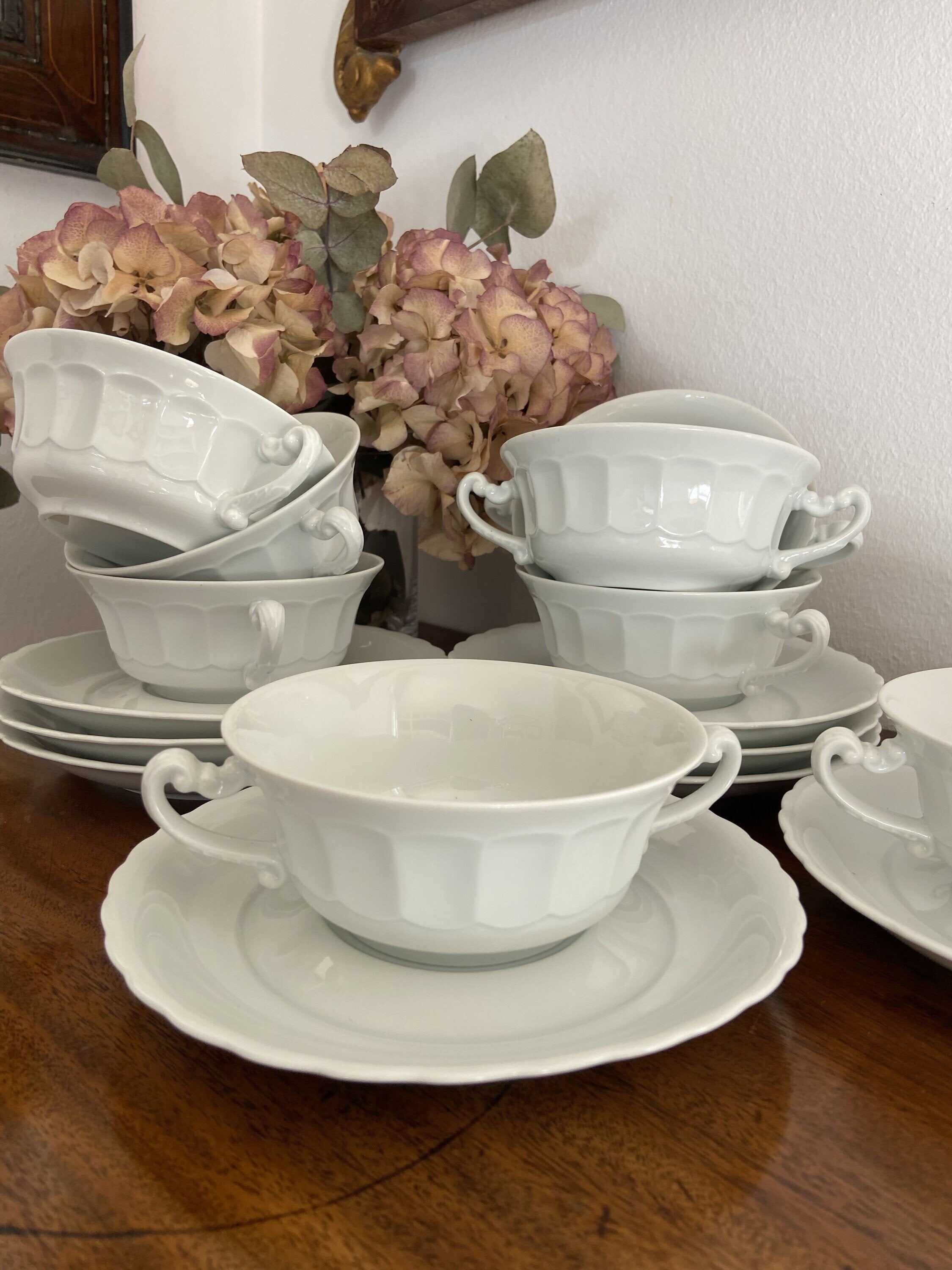 8 tazas de consomé en porcelana blanca