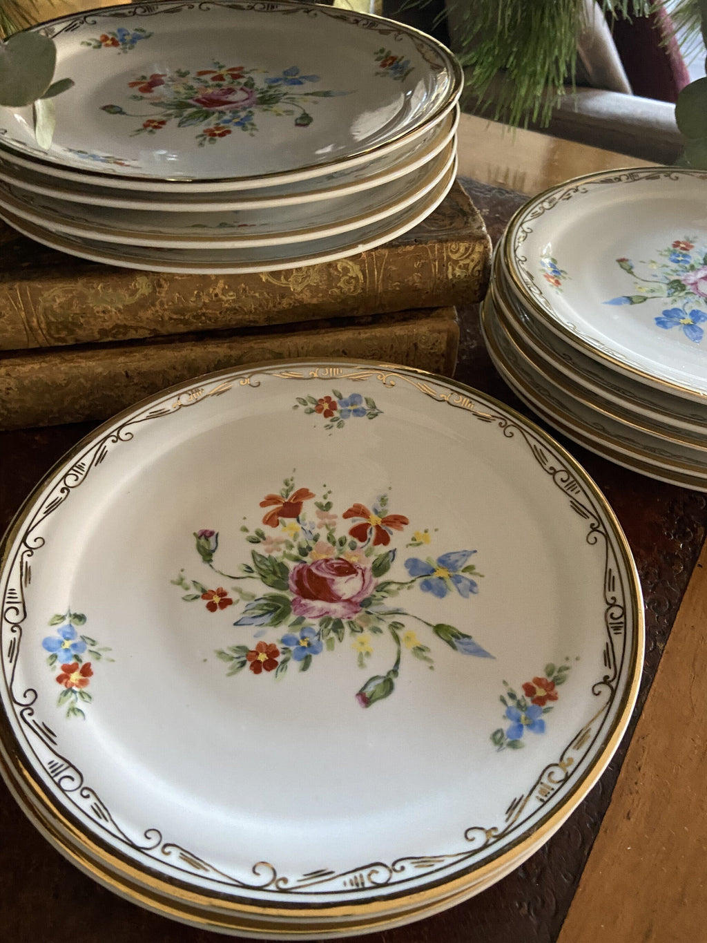 12 platos de merienda en porcelana, decorados a mano.