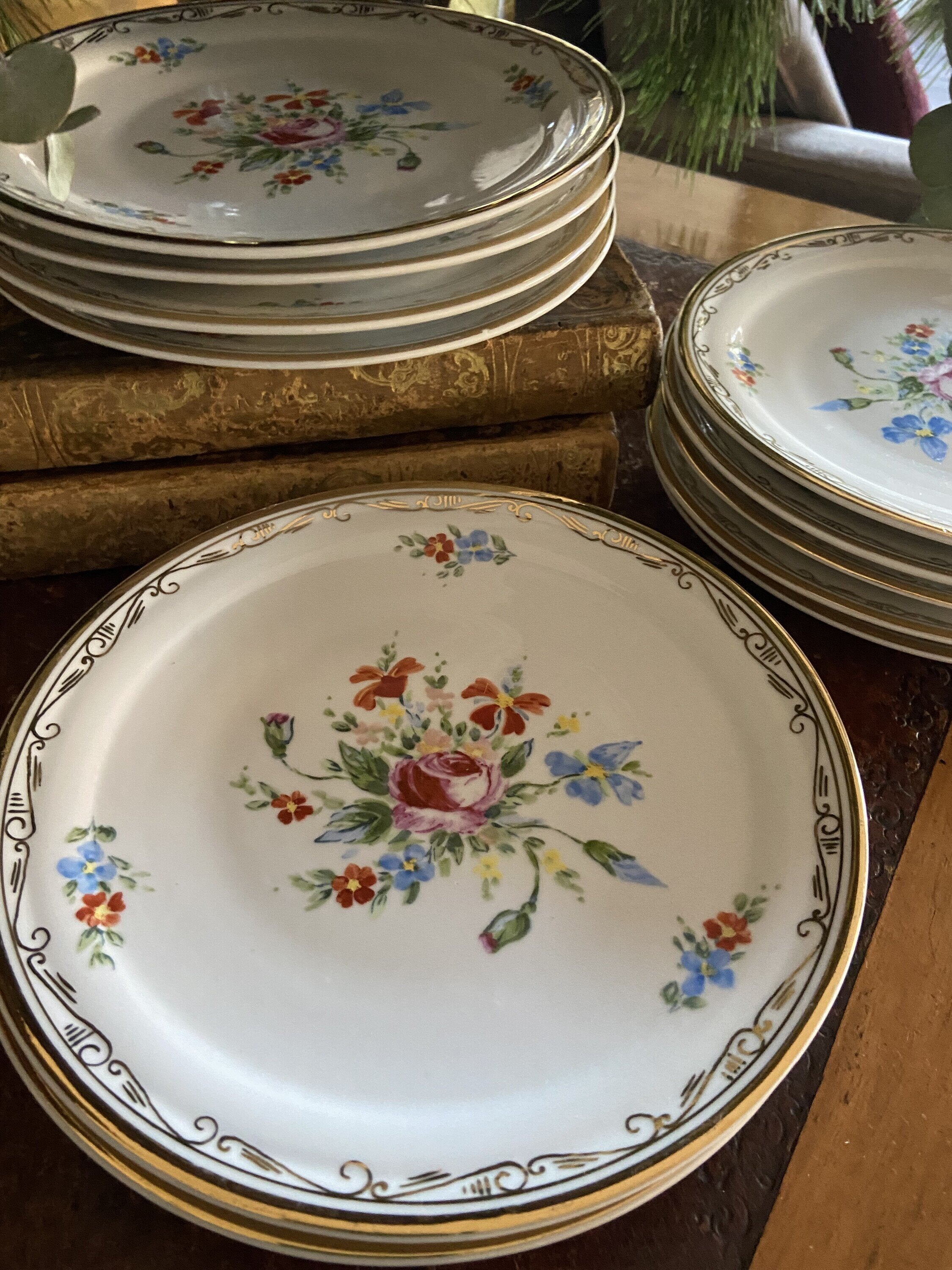 12 platos de merienda en porcelana, decorados a mano.