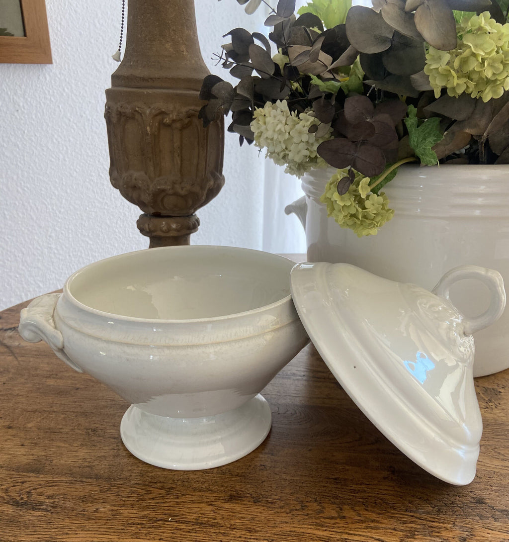 Sopera redonda blanca en porcelana  francesa "Luneville"