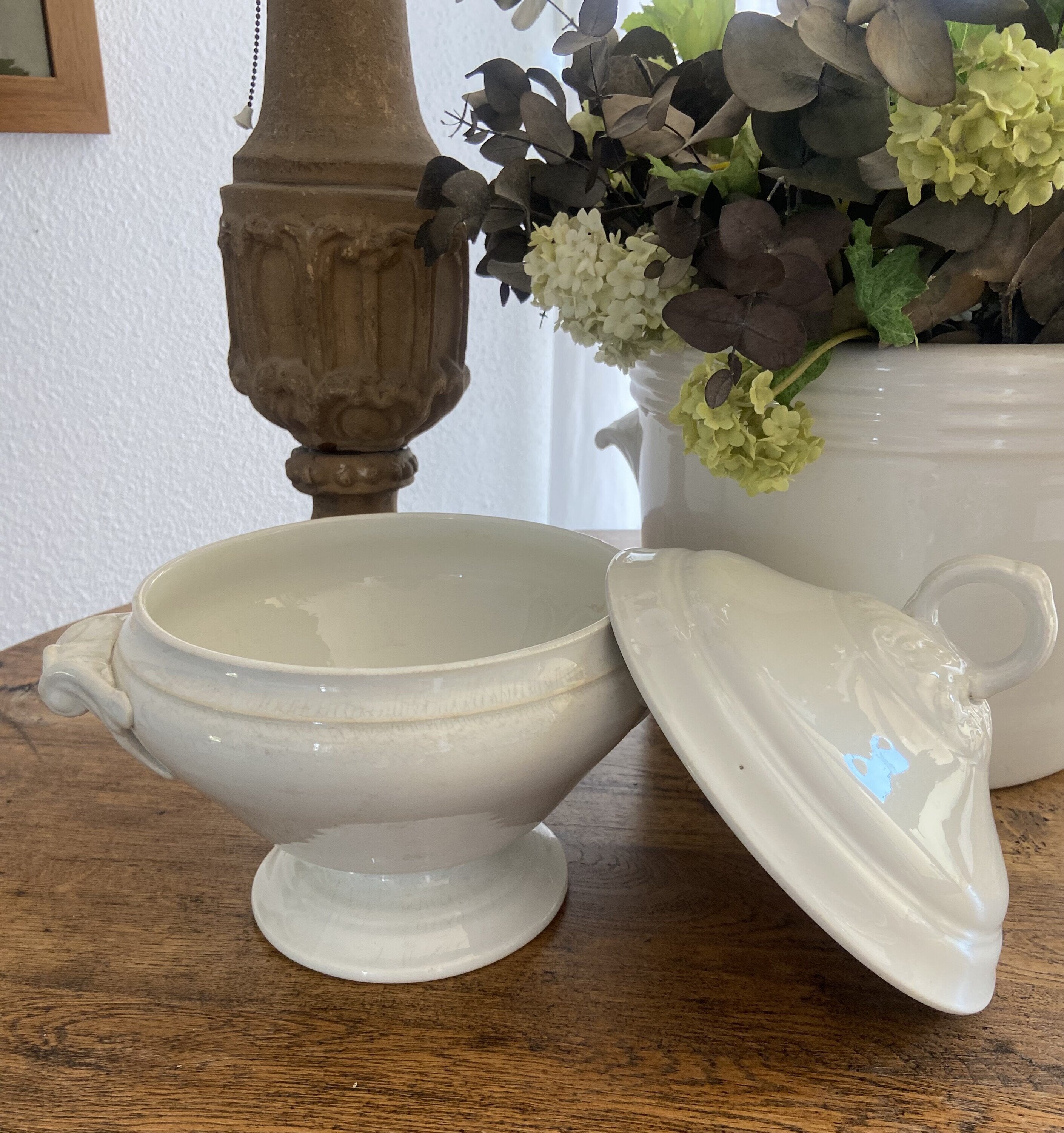 Sopera redonda blanca en porcelana  francesa "Luneville"