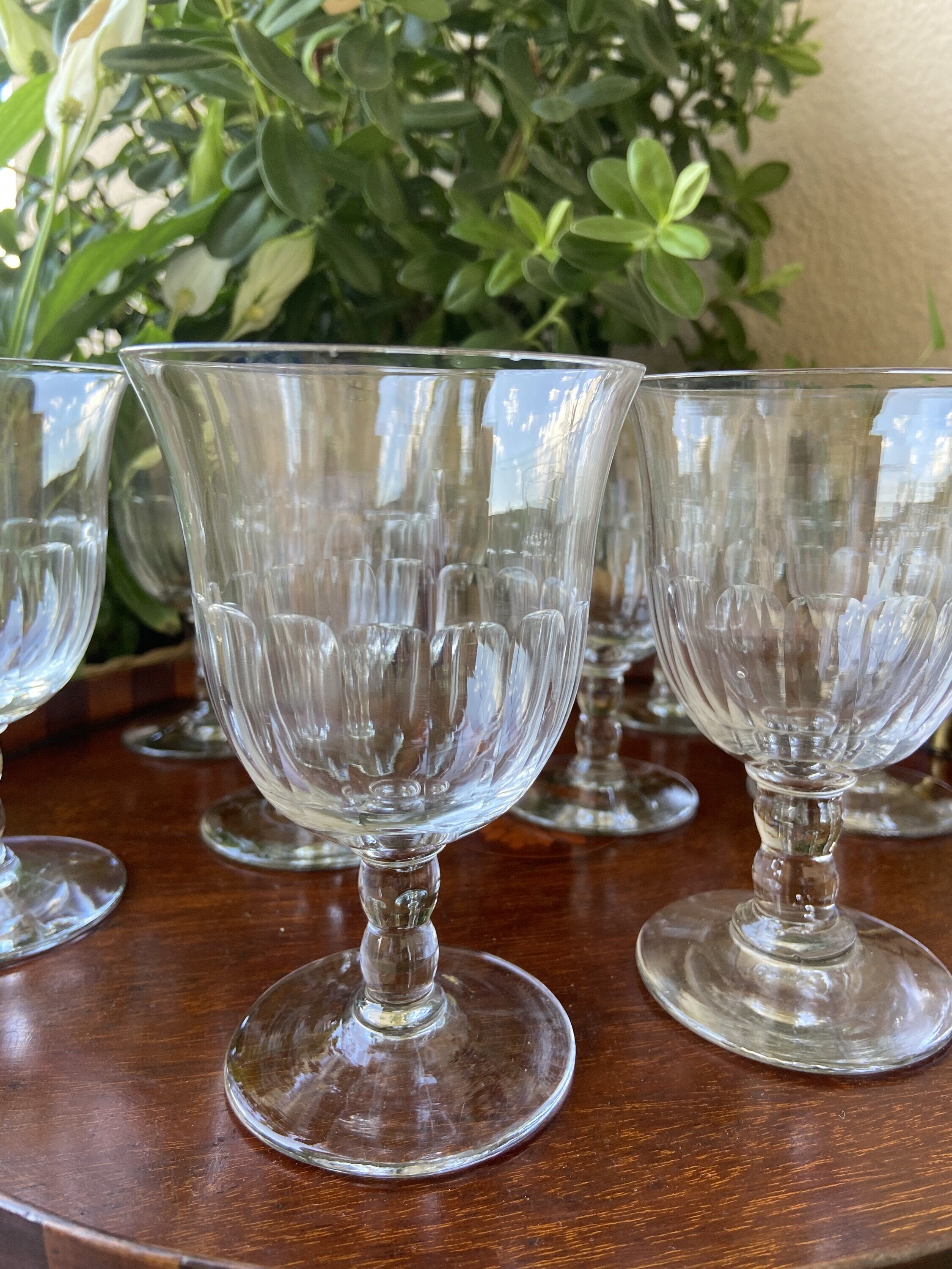 9 copas en cristal tallado.