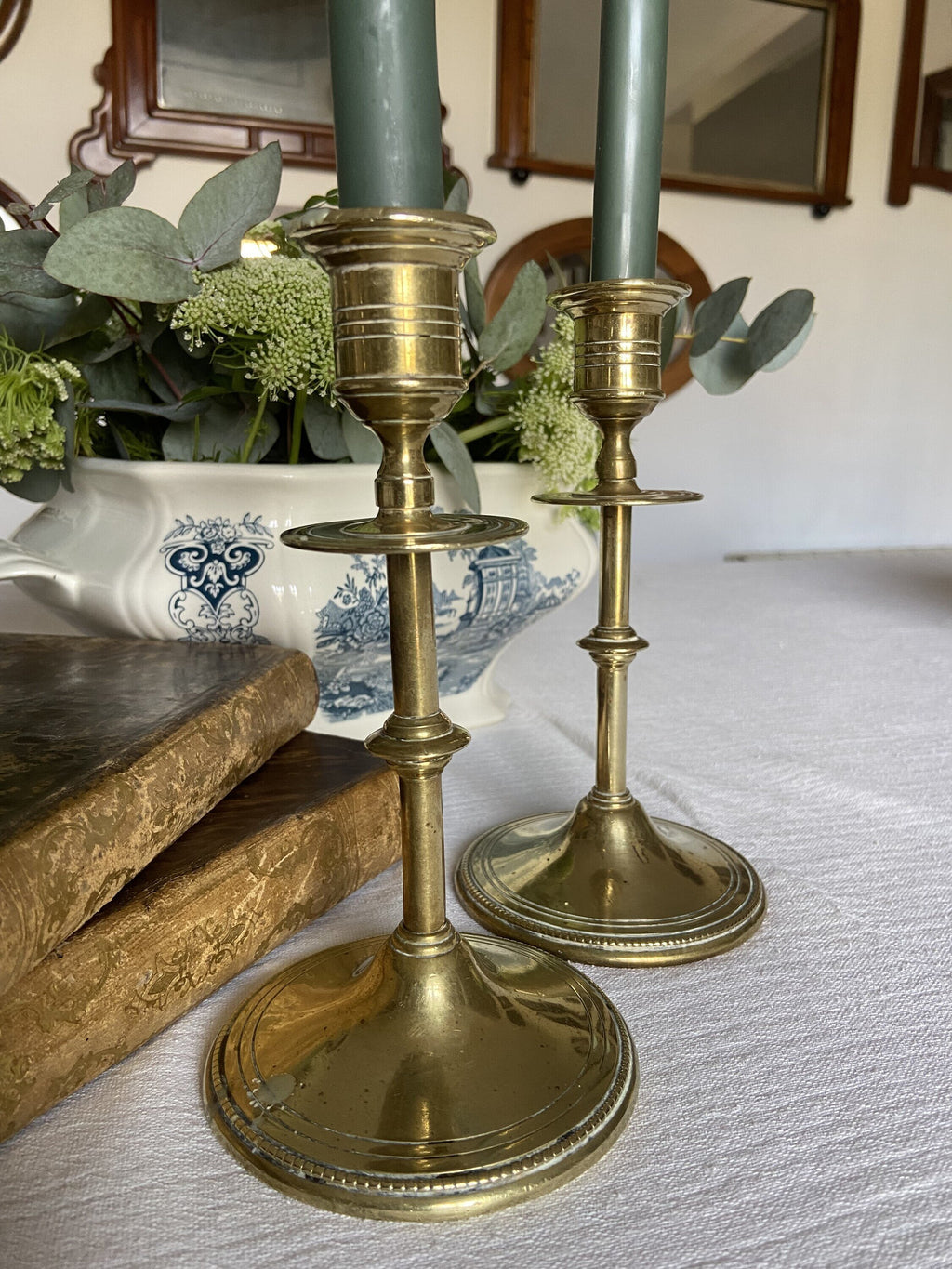 Pareja de candelabros de latón.