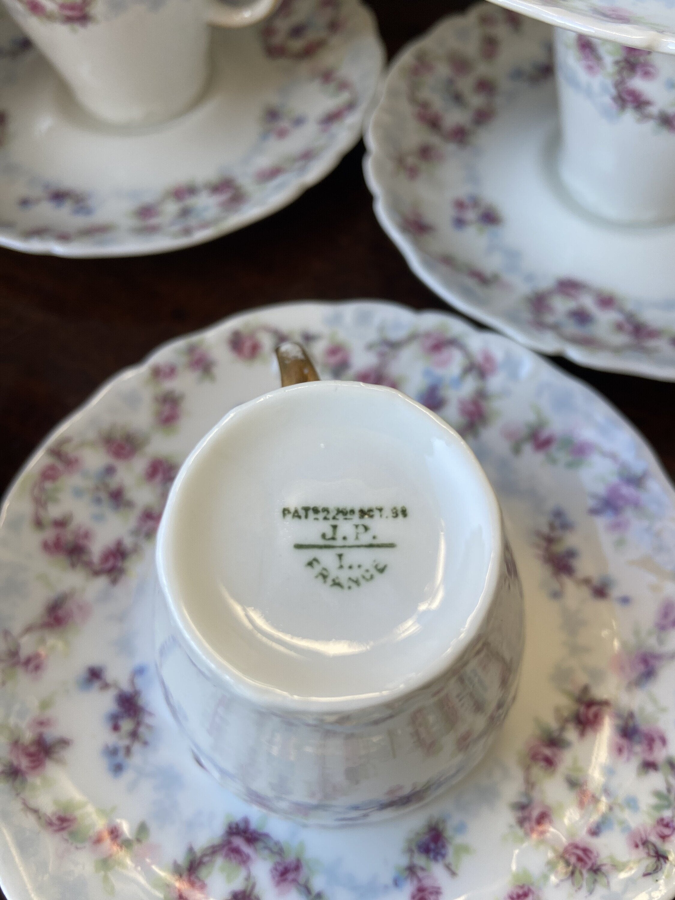 7 tazas de moka, en fina porcelana francesa  "J.P."  de Limoges.