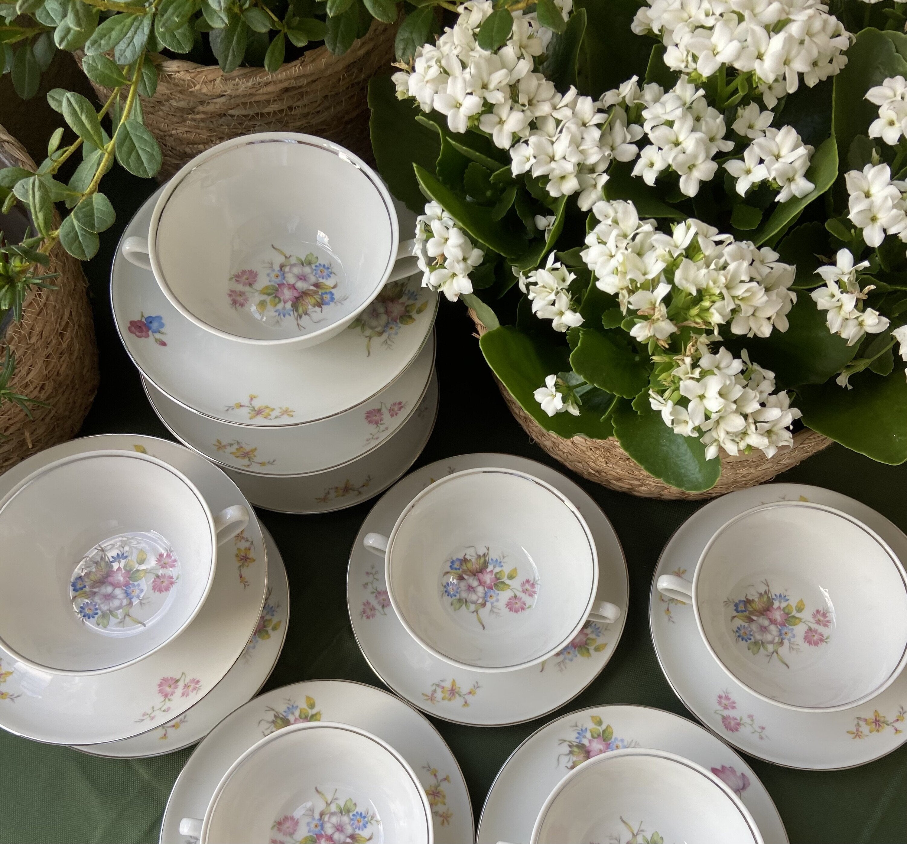 9 tazas consomé en porcelana alemana "Llorm" Bavaria.