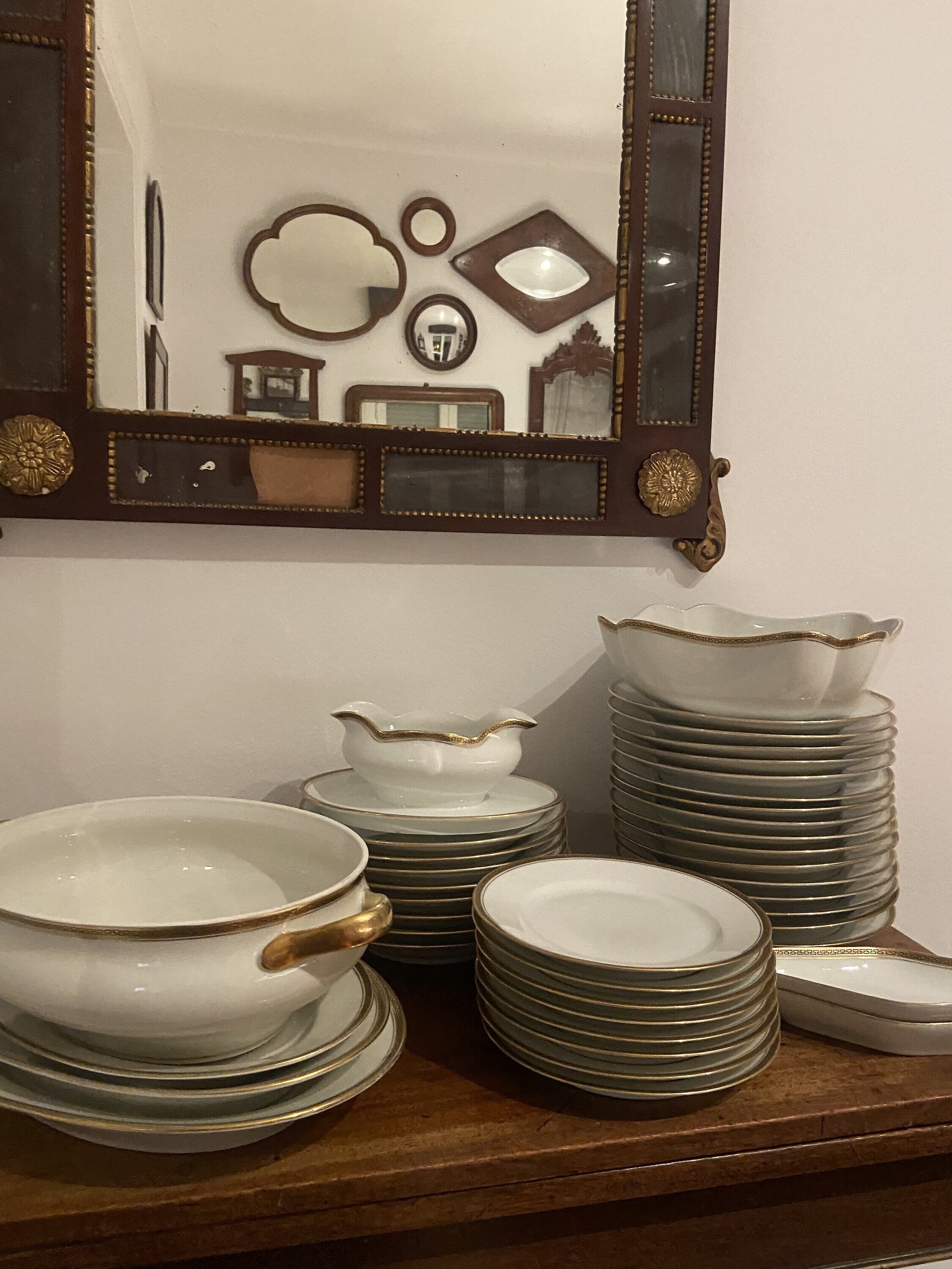 Vajilla en porcelana blanca con filo dorado "Bidasoa". para 8 comensales