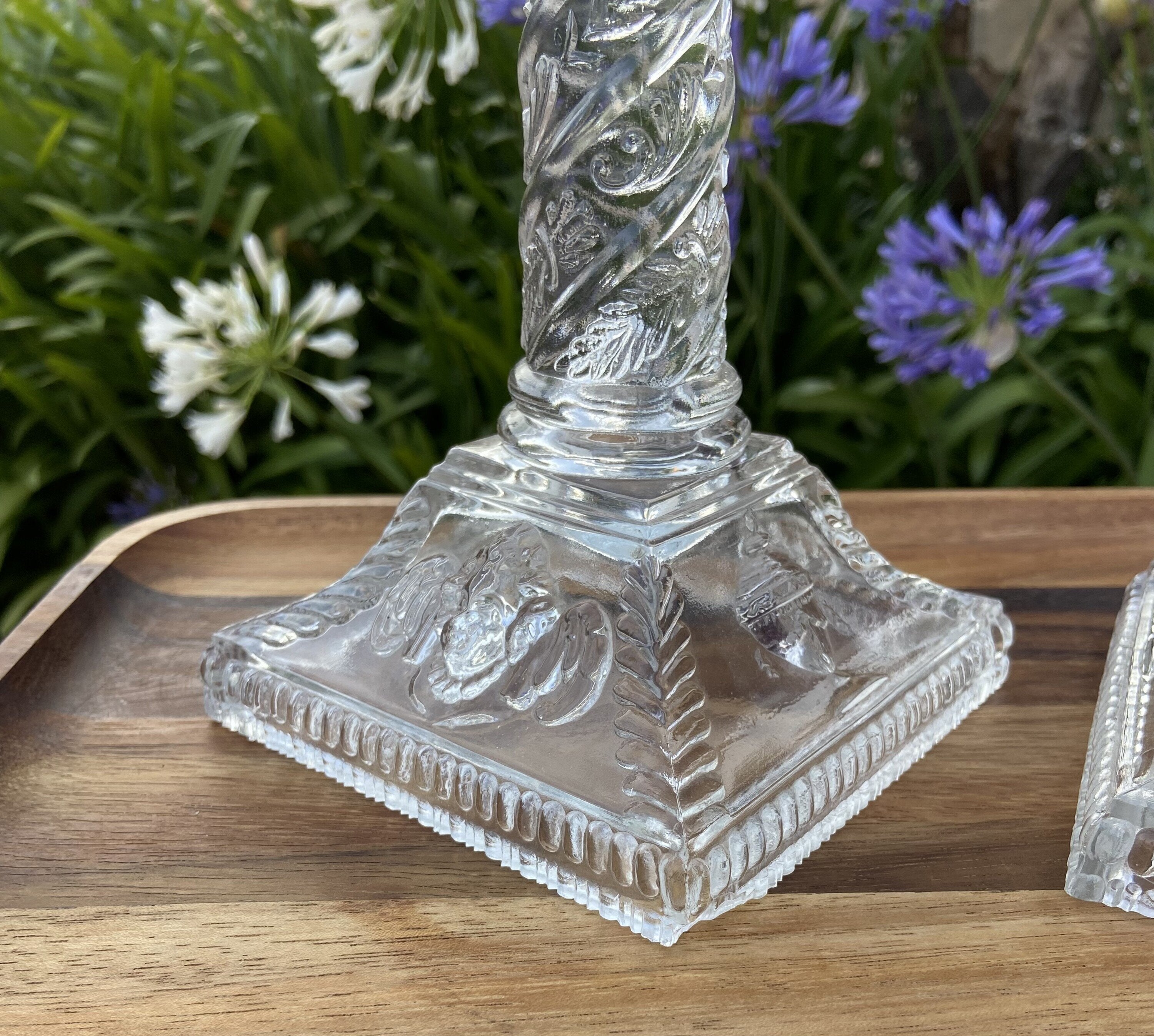 Pareja de candelabros en vidrio prensado