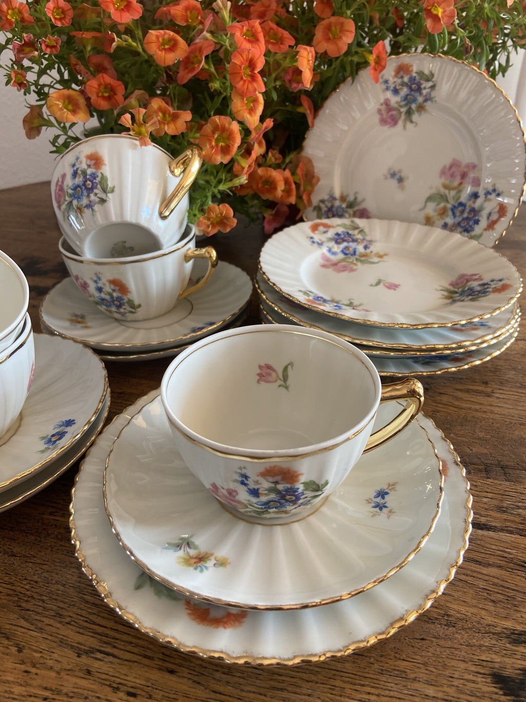 5 tazas de té desayuno y 6 platos de merienda en porcelana "Santa Clara".