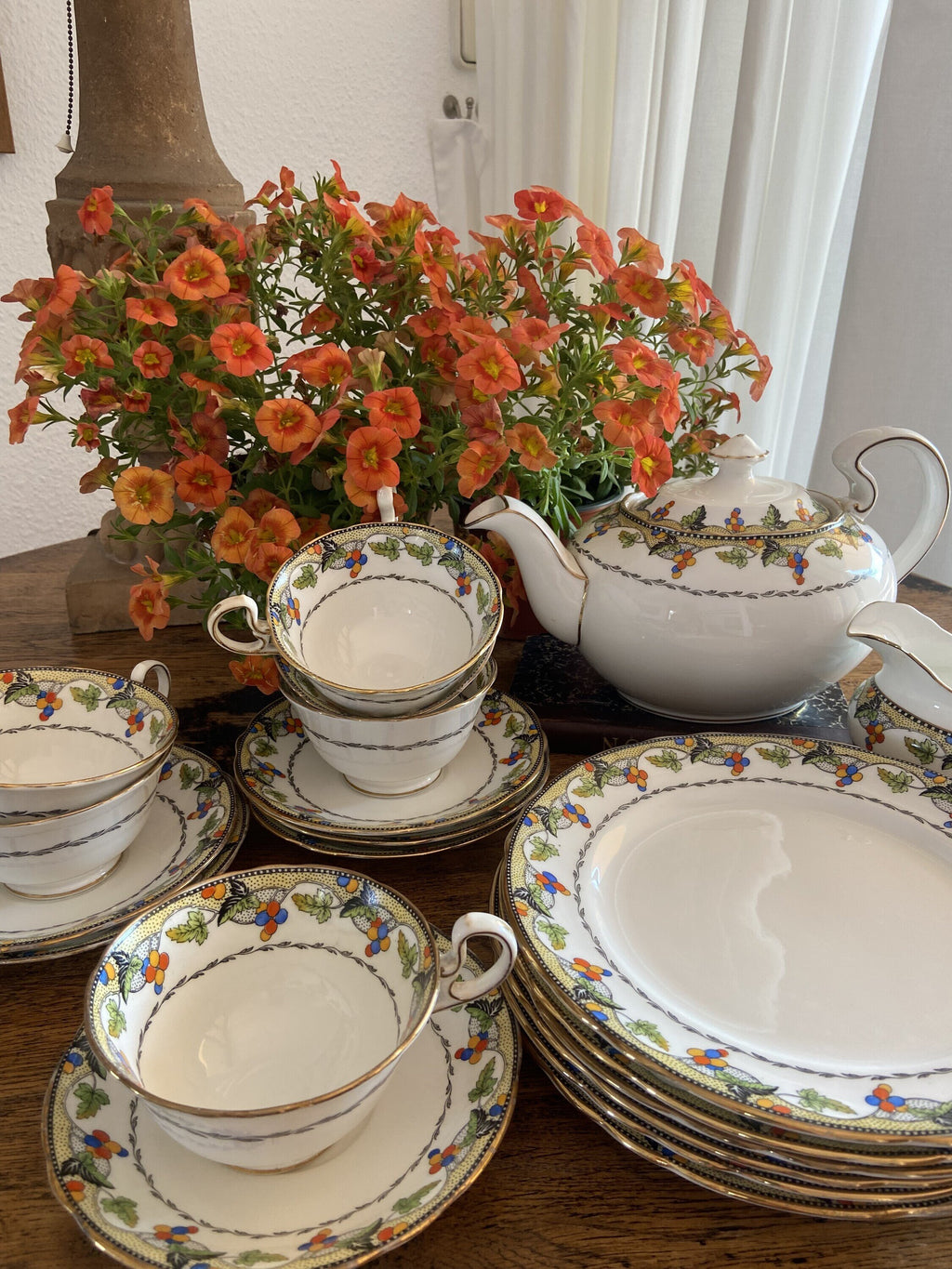 Tetera, 6 tazas de té/desayuno y 6 platos en porcelana inglesa "Ansley".