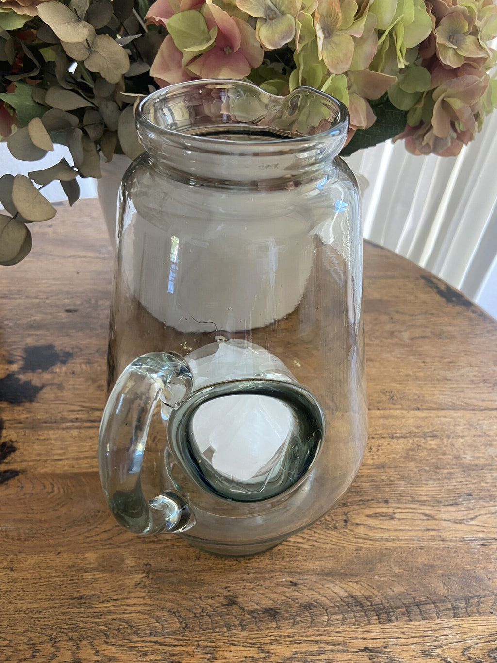 Jarra en vidrio soplado con compartimento para hielo.
