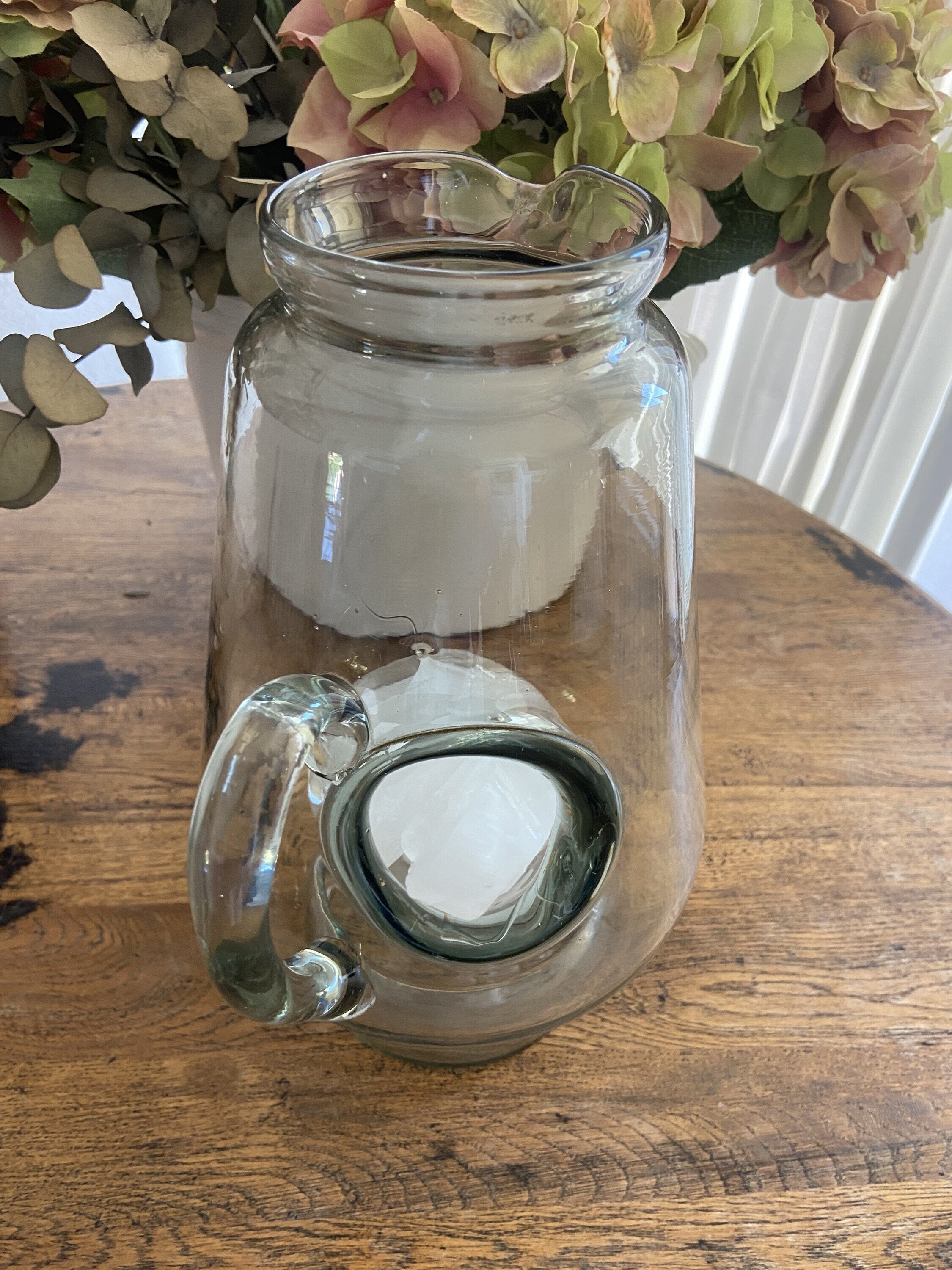 Jarra en vidrio soplado con compartimento para hielo.