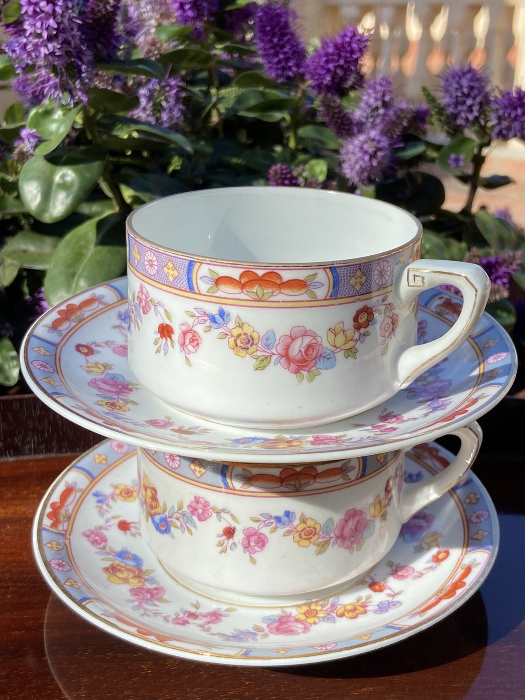 Pareja de tazas con plato en fina porcelana alemana "Schönwald".