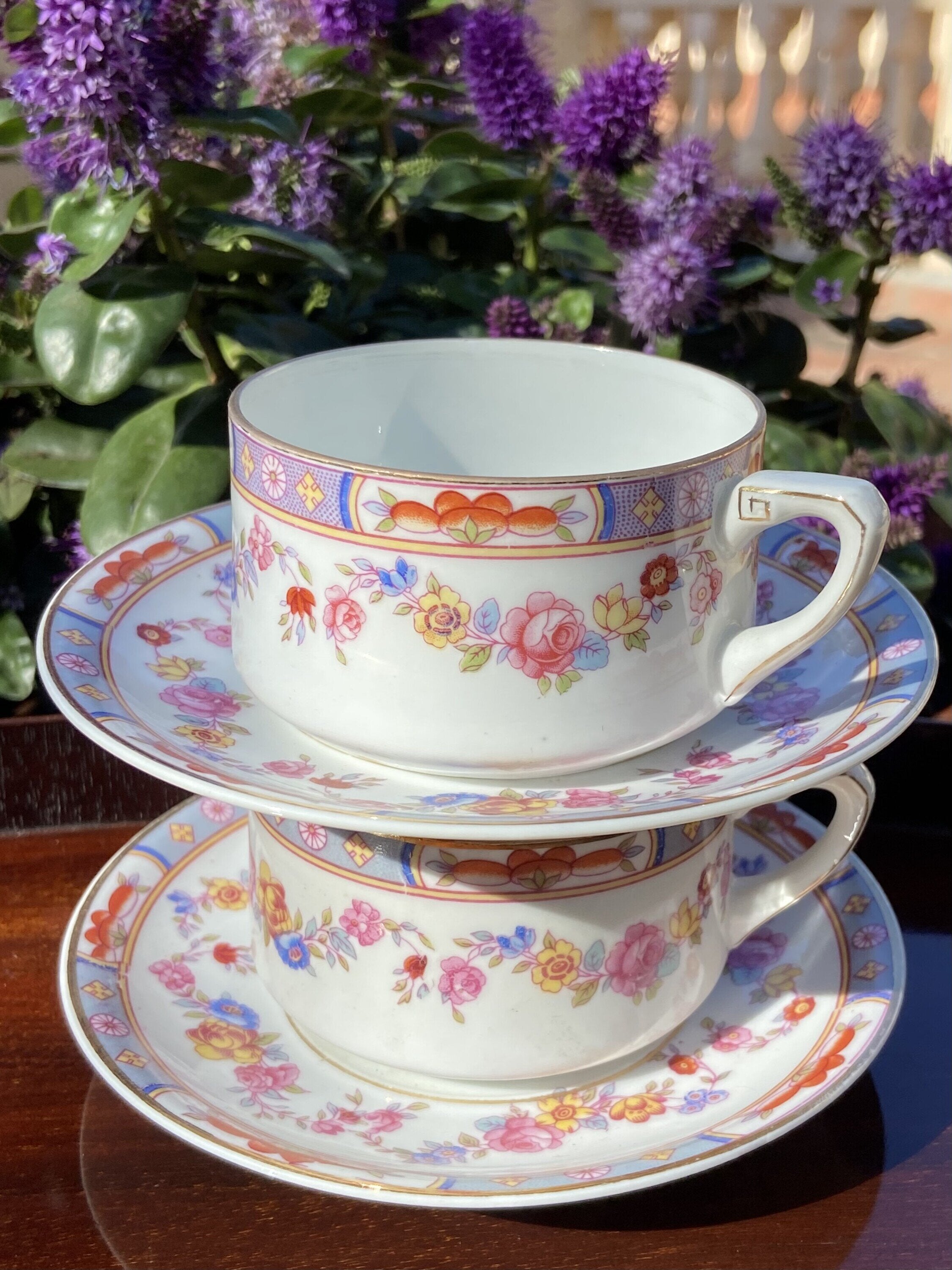 Pareja de tazas con plato en fina porcelana alemana "Schönwald".