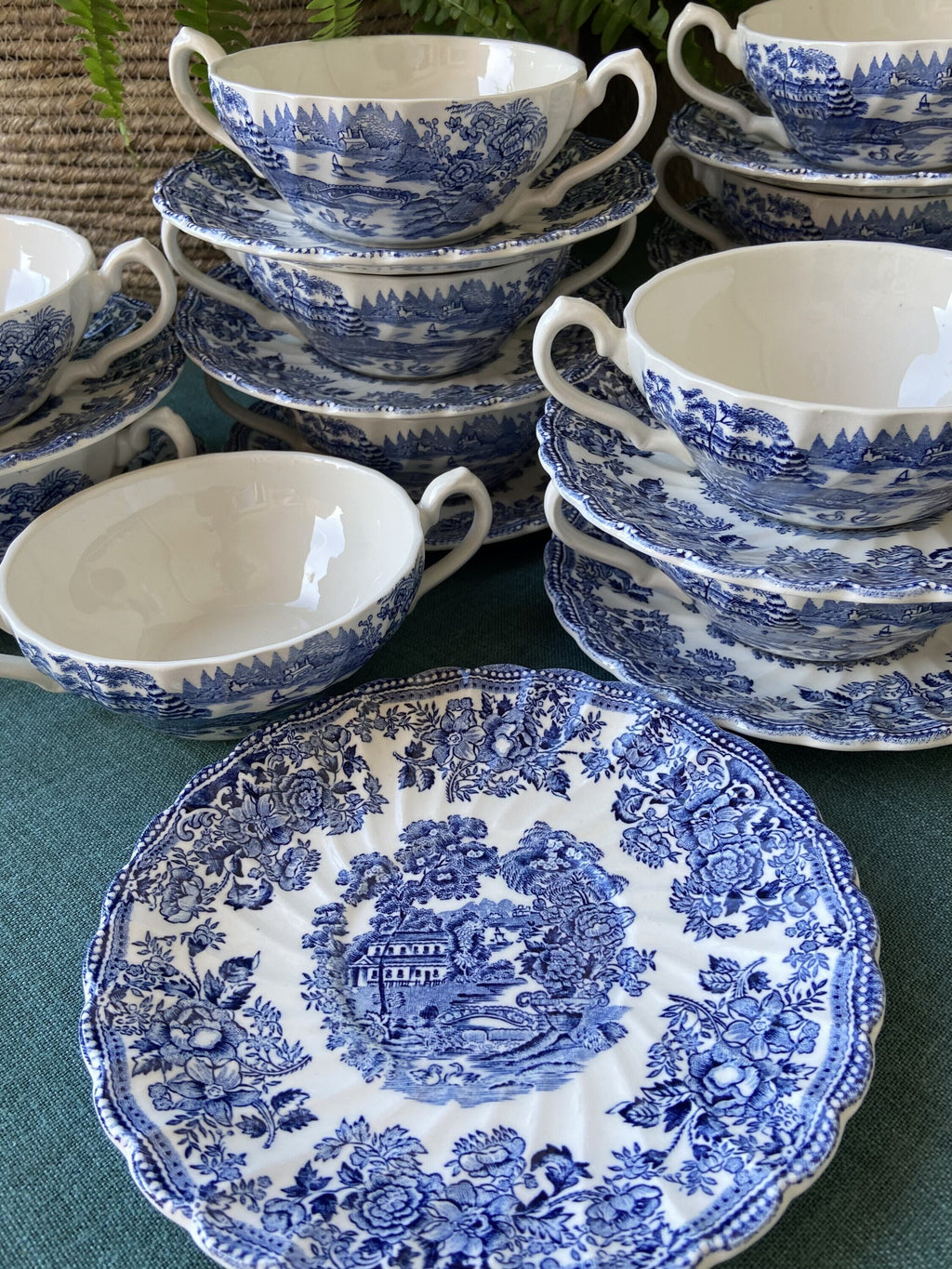 11 tazas de consomé en loza inglesa "Myott" (mod. Tonquin).