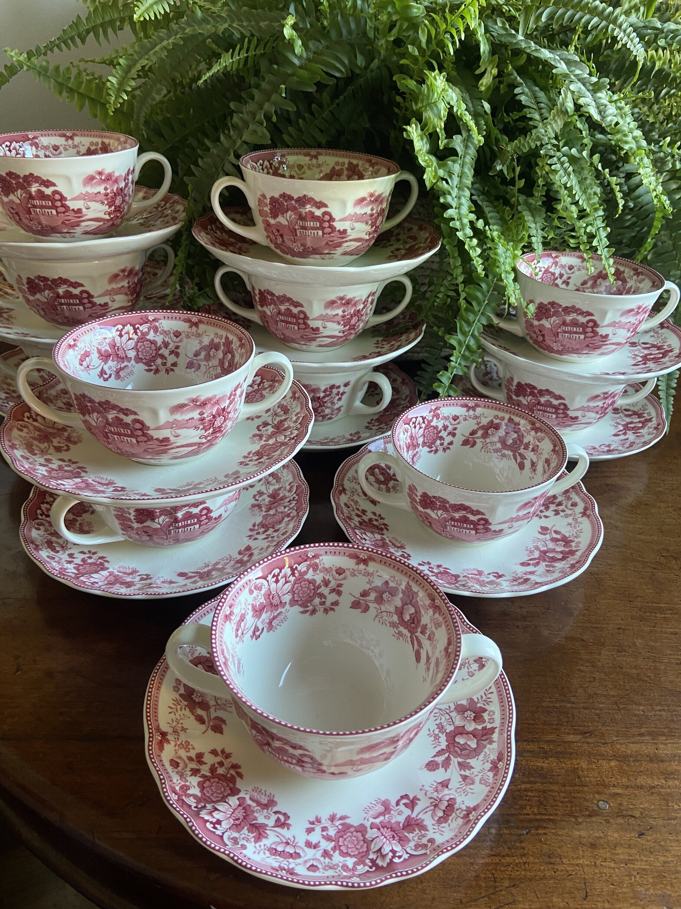 12 tazas de consomé en loza de "San Claudio" Asturias.