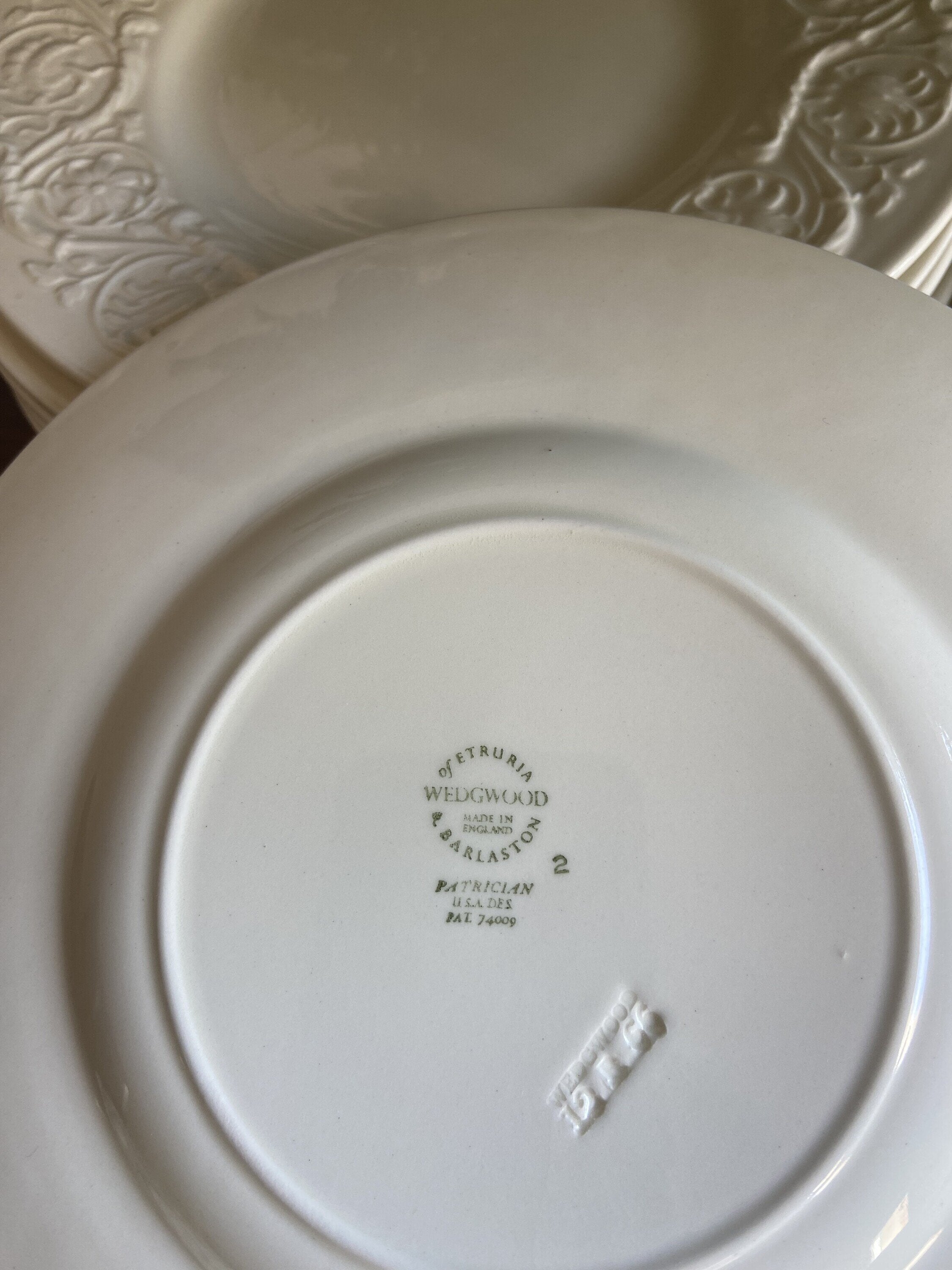 Fuente y 12 platos merienda en porcelana "Wedgwood" (mod. Barlaston).