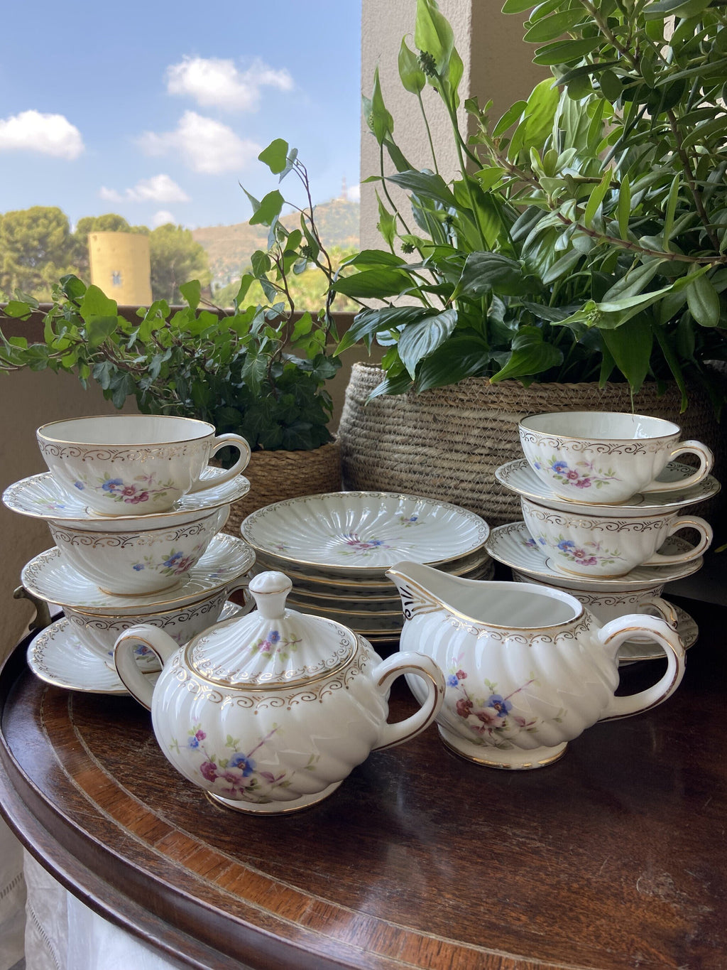 6 tazas de té, azucarero, lechera y 6 platos merienda.
