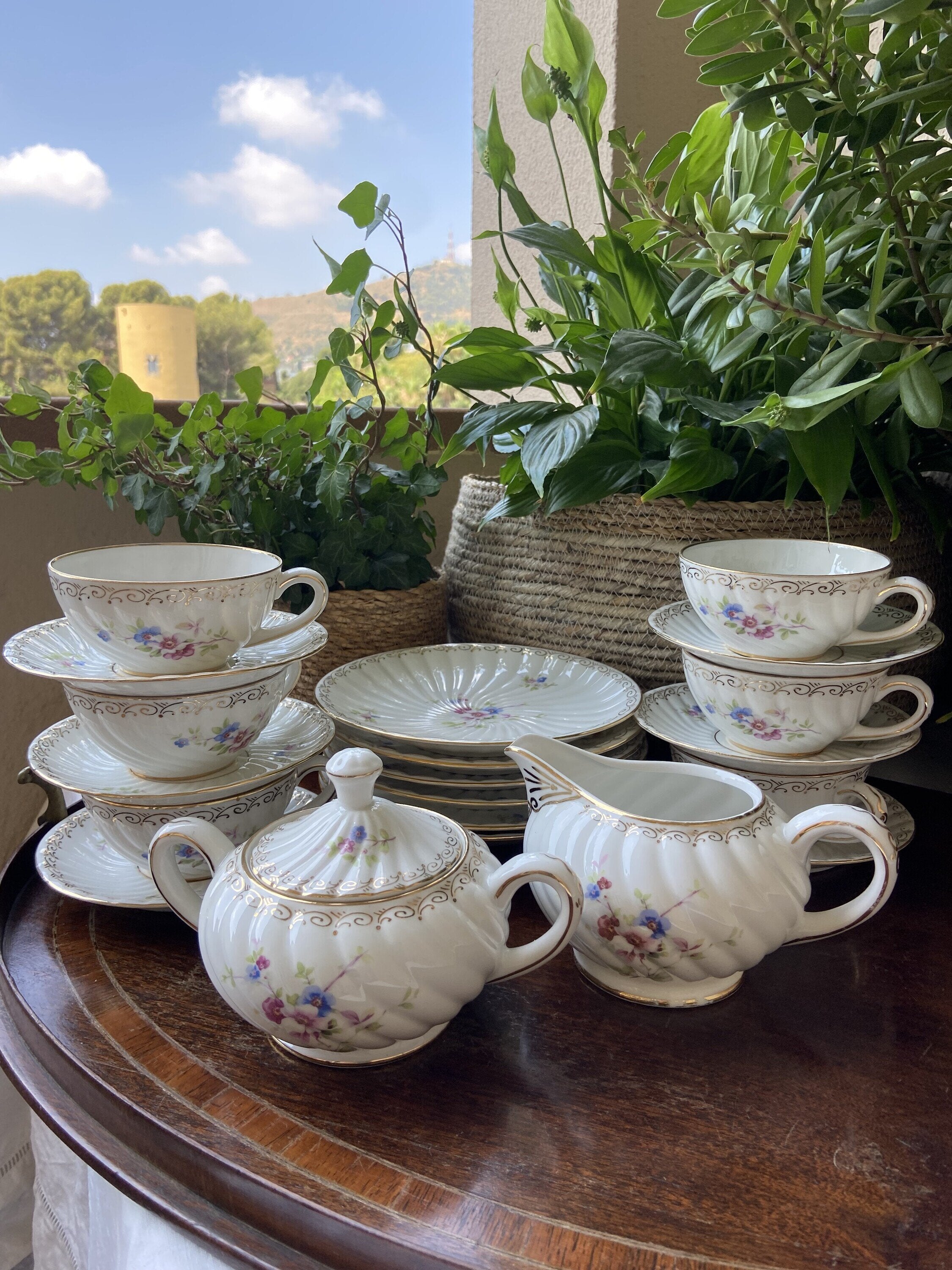 6 tazas de té, azucarero, lechera y 6 platos merienda.