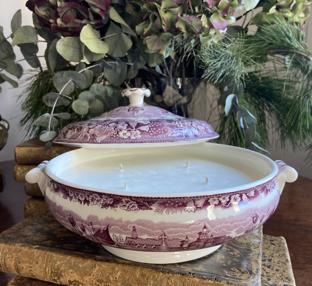 Vela en legumbrera de loza inglesa "Wedgwood".